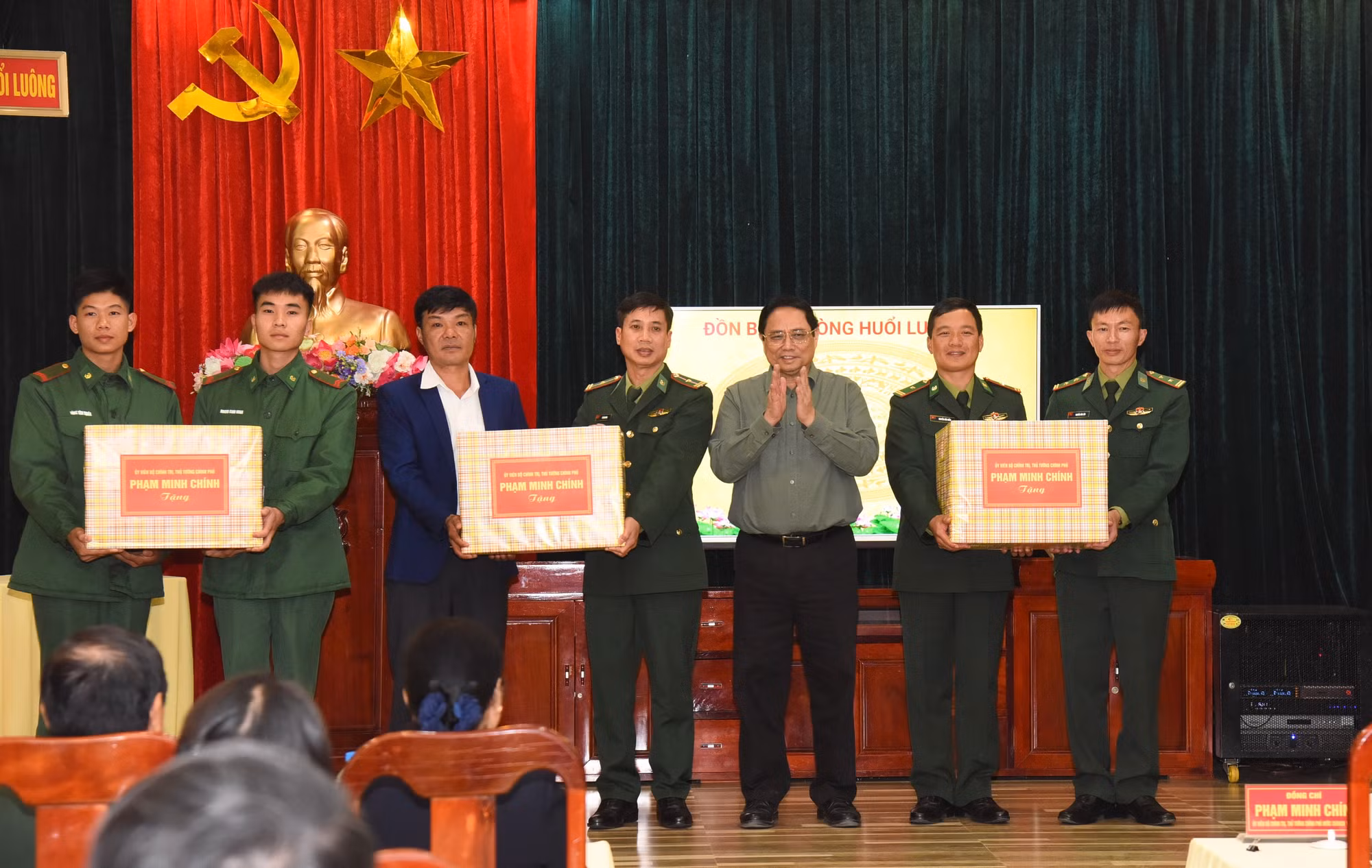 Thủ tướng tặng quà cán bộ, chiến sĩ Đồn Biên phòng Huổi Luông. Thủ tướng tặng quà cán bộ, chiến sĩ Đồn Biên phòng Huổi Luông.