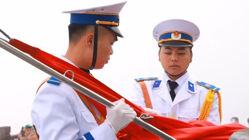 Với mỗi người lính, dù vinh dự được thực hiện nghi thức nhiều lần nhưng niềm xúc động luôn trào dâng.