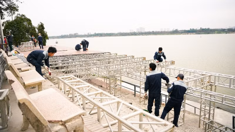 Lượng du khách dự hội làng Bát Tràng năm nay được dự đoán tăng mạnh nên công tác chuẩn bị được chú ý để bảo đảm phục vụ tốt và an toàn. Lượng du khách dự hội làng Bát Tràng năm nay được dự đoán tăng mạnh nên công tác chuẩn bị được chú ý để bảo đảm phục vụ tốt và an toàn.