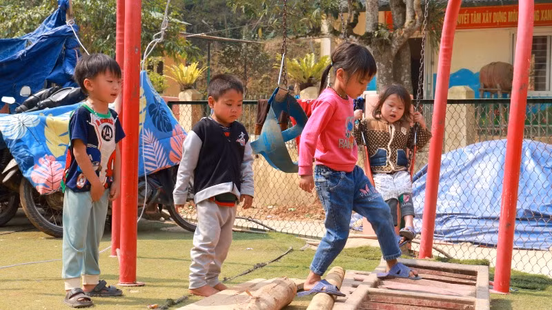 Các cô giáo mong muốn trẻ em Sài Khao có sân chơi an toàn. Các cô giáo mong muốn trẻ em Sài Khao có sân chơi an toàn.