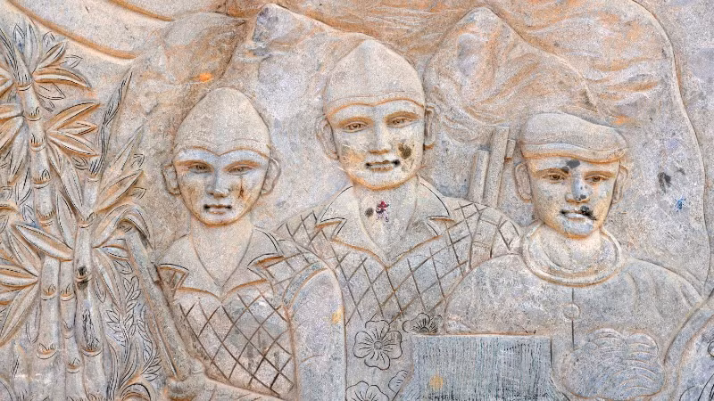 Bia đá đã in dấu ấn thời gian. Bia đá đã in dấu ấn thời gian.