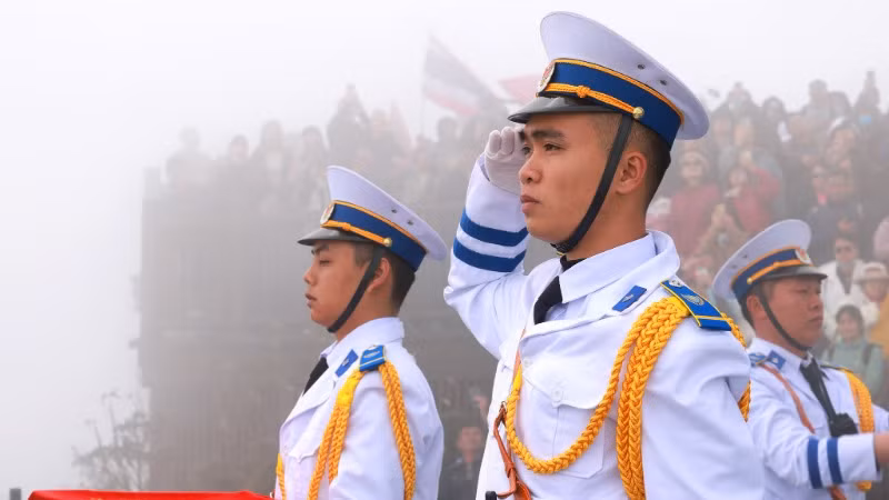 Nghiêm trang trong niềm xúc động.