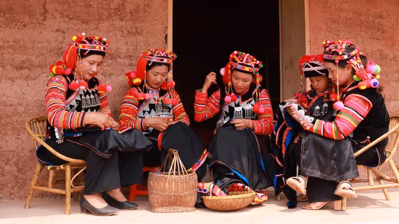 Phụ nữ người Hà Nhì rất khéo thêu thùa, may vá. Phụ nữ người Hà Nhì rất khéo thêu thùa, may vá.