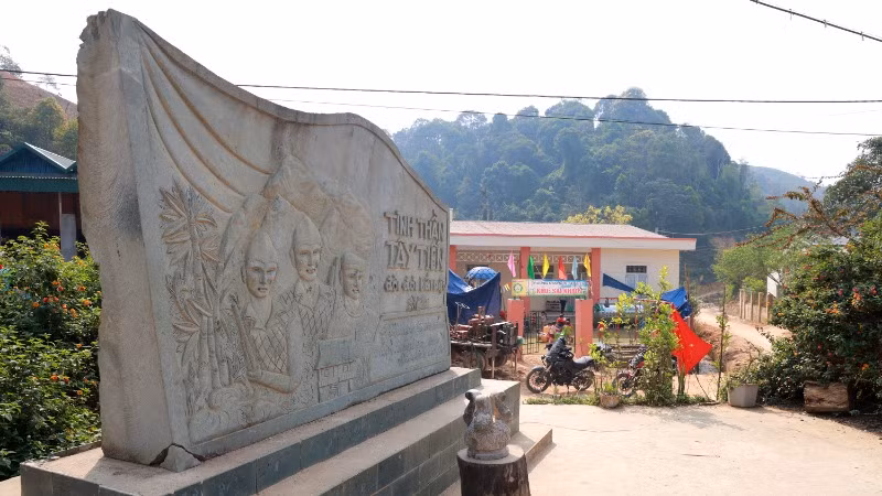 Bia tưởng niệm đoàn quân Tây Tiến. Bia tưởng niệm đoàn quân Tây Tiến.