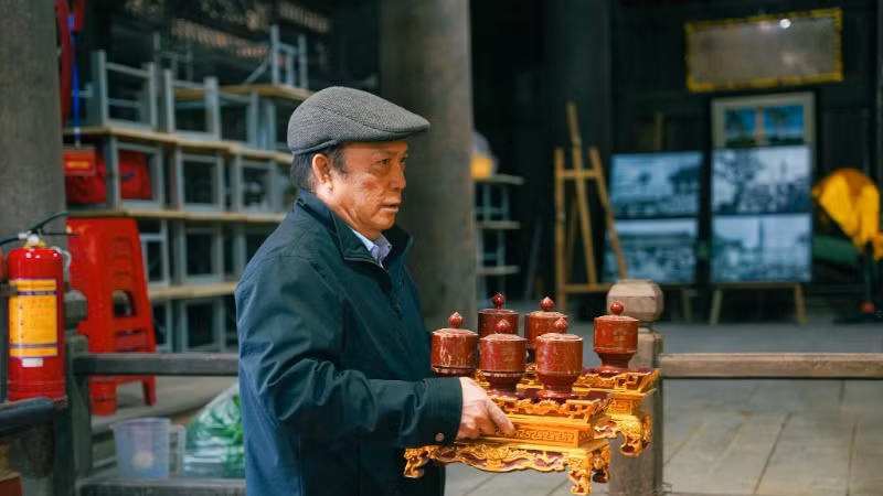 Mọi thao tác thực hiện trong sự lặng lẽ và tôn kính. Mọi thao tác thực hiện trong sự lặng lẽ và tôn kính.