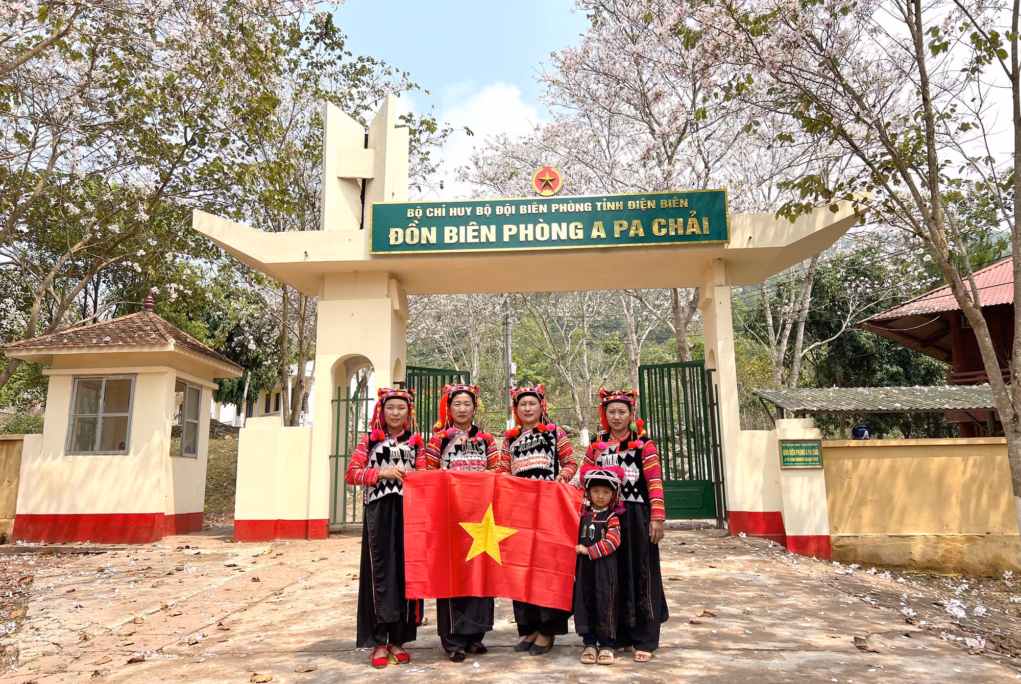 Bộ đội biên phòng là điểm tựa để bà con phát triển đời sống và giữ gìn bản sắc văn hóa. Bộ đội biên phòng là điểm tựa để bà con phát triển đời sống và giữ gìn bản sắc văn hóa.