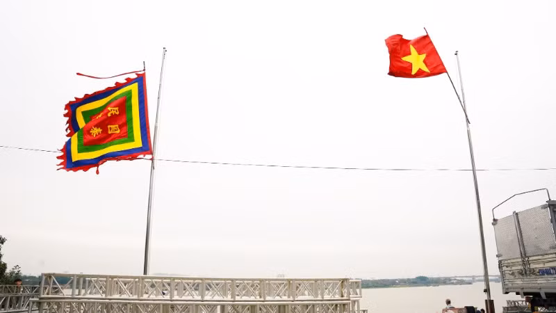 Cờ Tổ quốc và cờ hội đã được kéo lên. Cờ Tổ quốc và cờ hội đã được kéo lên.