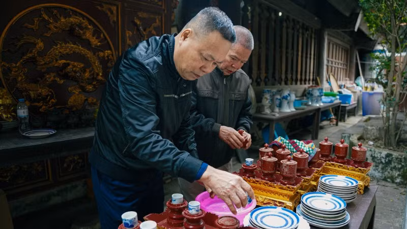 Ai bận đến mấy cũng gác lại công việc để ra đình làng. Ai bận đến mấy cũng gác lại công việc để ra đình làng.