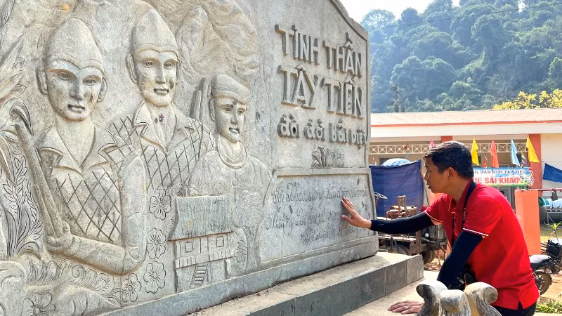 Ai đến nơi này đều dành những phút trang nghiêm tưởng niệm đoàn quân Tây Tiến. Ai đến nơi này đều dành những phút trang nghiêm tưởng niệm đoàn quân Tây Tiến.