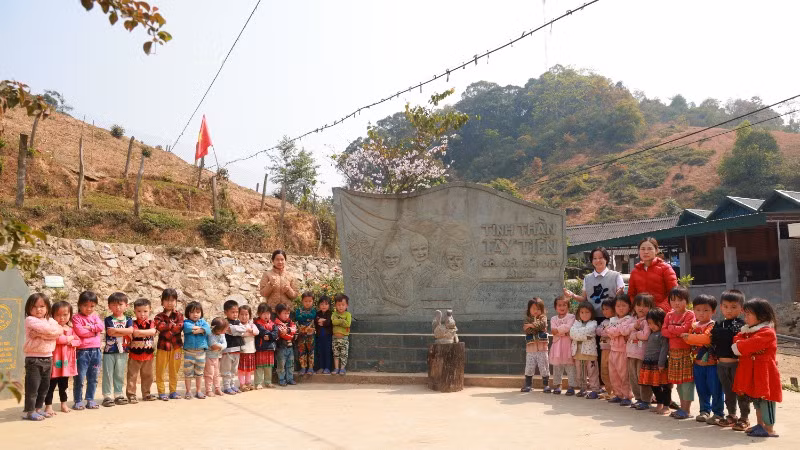 Cô và trò điểm trường khu Sài Khao thăm bia tưởng niệm đoàn quân Tây Tiến. Cô và trò điểm trường khu Sài Khao thăm bia tưởng niệm đoàn quân Tây Tiến.