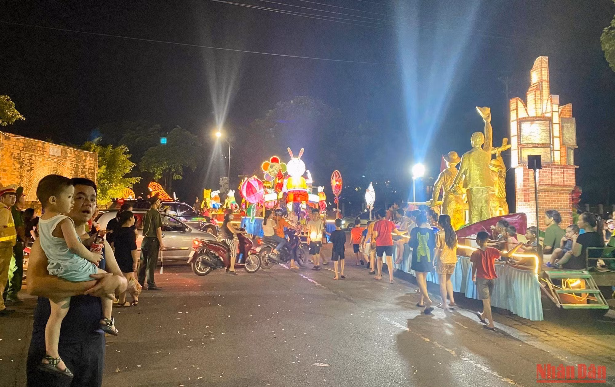 Lực lượng an ninh, cảnh sát mỗi tối đều phải trực tại các đường phố để điều tiết giao thông. Công tác bảo đảm an ninh luôn được chính quyền địa phương chú trọng, giúp người dân và du khách thập phương yên tâm vui hội.