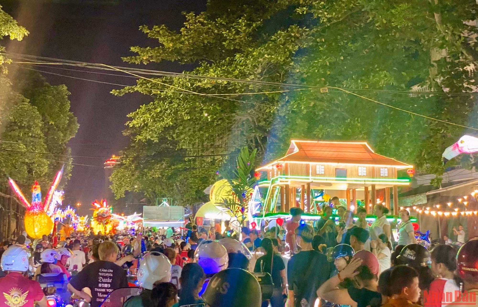 Những ngày thời tiết đẹp, cứ tầm 6-7 giờ tối, người dân đã chở các em nhỏ nô nức ra đường.