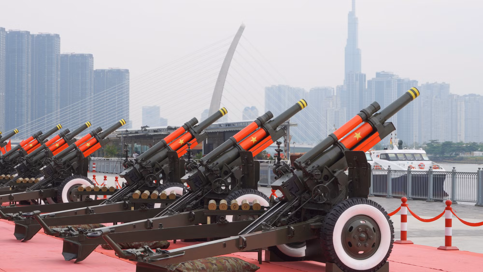 Theo kế hoạch, trong Lễ kỷ niệm 50 năm Ngày Thống nhất đất nước, lực lượng pháo lễ sẽ sử dụng 18 khẩu pháo 105mm (15 khẩu chính thức, 3 khẩu dự bị) để chào mừng sự kiện. Chương trình có nội dung bắn 21 phát đại bác trên nền Quốc thiều nước Cộng hòa xã hội chủ nghĩa Việt Nam. Theo kế hoạch, trong Lễ kỷ niệm 50 năm Ngày Thống nhất đất nước, lực lượng pháo lễ sẽ sử dụng 18 khẩu pháo 105mm (15 khẩu chính thức, 3 khẩu dự bị) để chào mừng sự kiện. Chương trình có nội dung bắn 21 phát đại bác trên nền Quốc thiều nước Cộng hòa xã hội chủ nghĩa Việt Nam.
