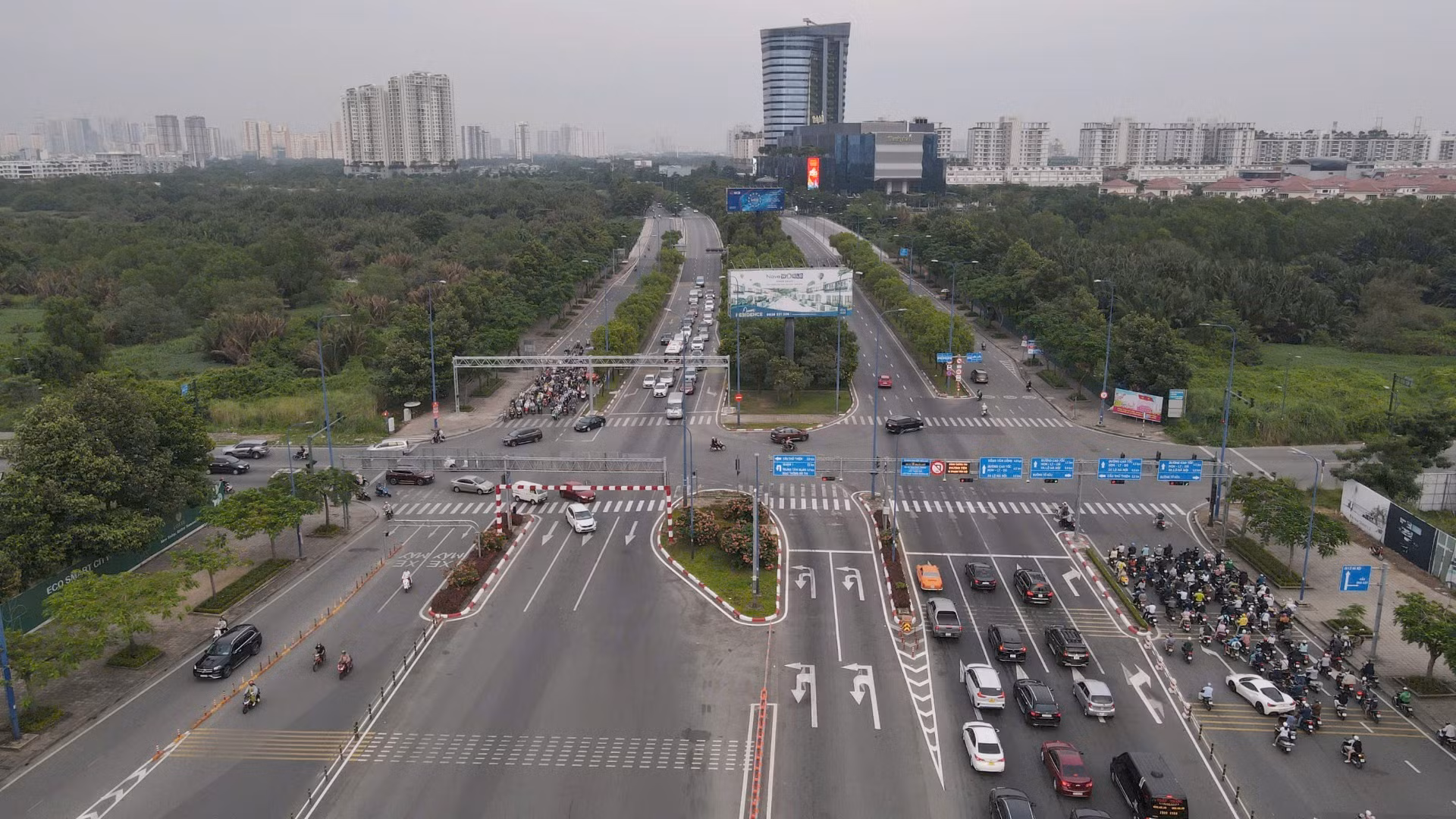 Đại lộ Đông Tây (nay là đại lộ Võ Văn Kiệt-Mai Chí Thọ). Với chiều dài gần 22 km, tuyến đường đã thông xe toàn tuyến vào năm 2011, tạo thành một trục đường mới ra vào phía nam theo hướng đông-tây, nhằm giảm ách tắc giao thông cho cầu Sài Gòn, tạo trục giao thông sang Thủ Thiêm. Tuyến đường còn đáp ứng yêu cầu lưu thông, vận chuyển hàng hóa cho các cảng đi các nơi theo hướng đông bắc-tây nam thành phố và các tỉnh đồng bằng sông Cửu Long.