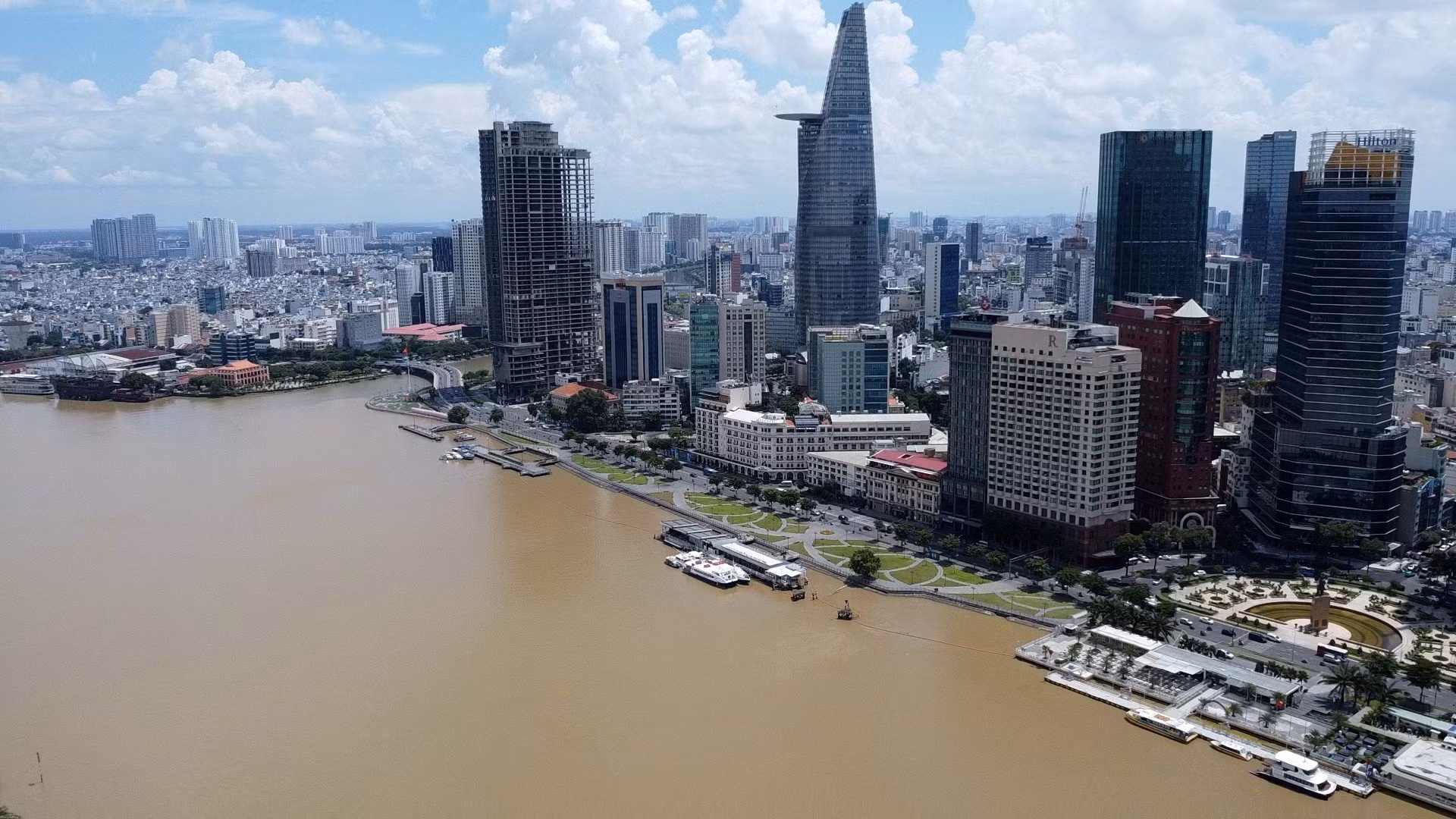 Trung tâm quận 1 với tòa nhà Bitexco 69 tầng, công viên Bến Bạch Đằng, cột cờ Thủ Ngữ, quảng trường Mê Linh... những công trình biểu tượng gắn liền với Thành phố Hồ Chí Minh sau 50 năm thống nhất đất nước.