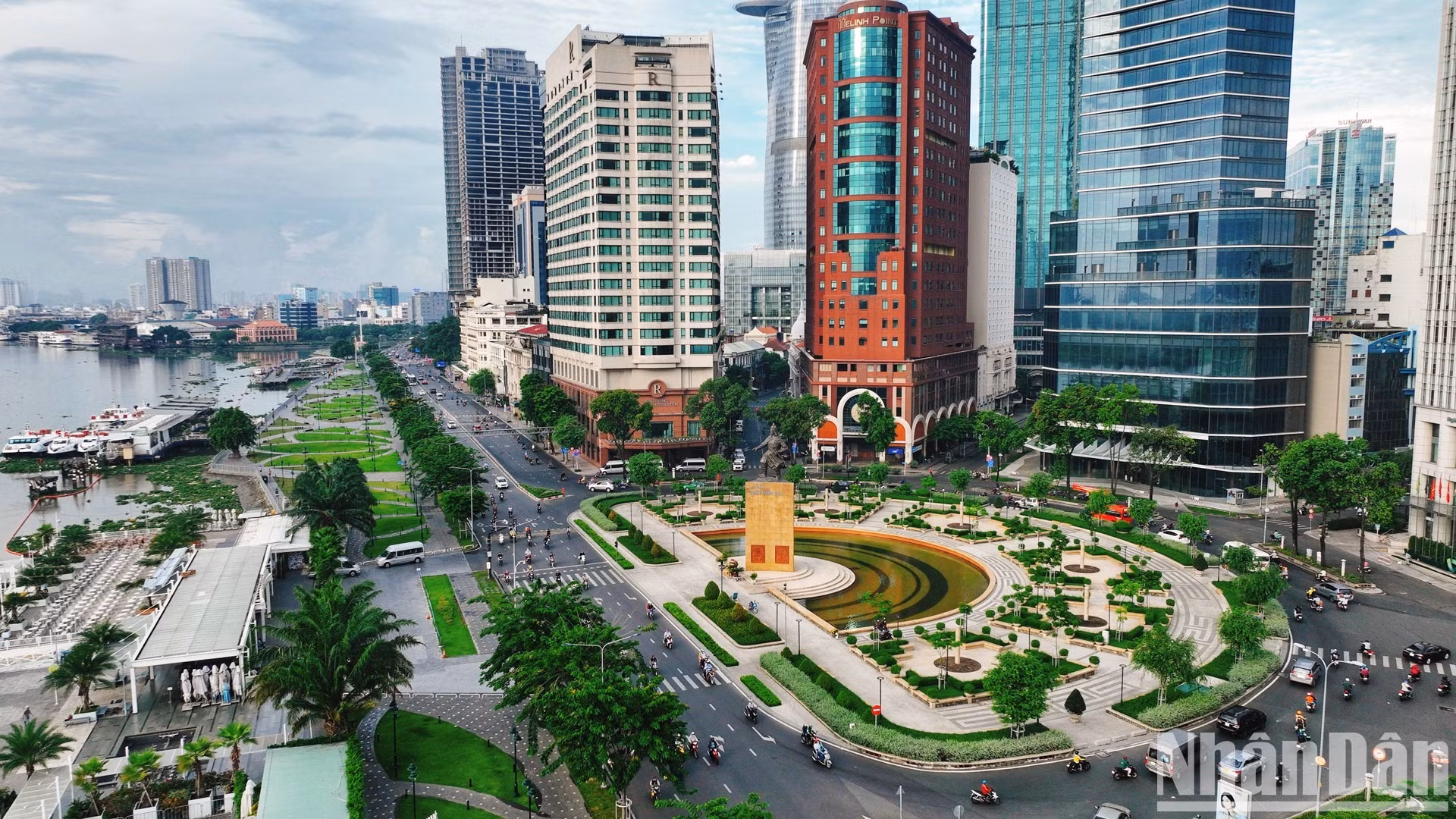 Sau nhiều lần chỉnh trang, khu vực công viên Công trường Mê Linh, nơi đặt tượng đài Đức Trần Hưng Đạo, quận 1, chính thức đi vào hoạt động vào tháng 3/2022. (Ảnh: THÀNH ĐẠT).