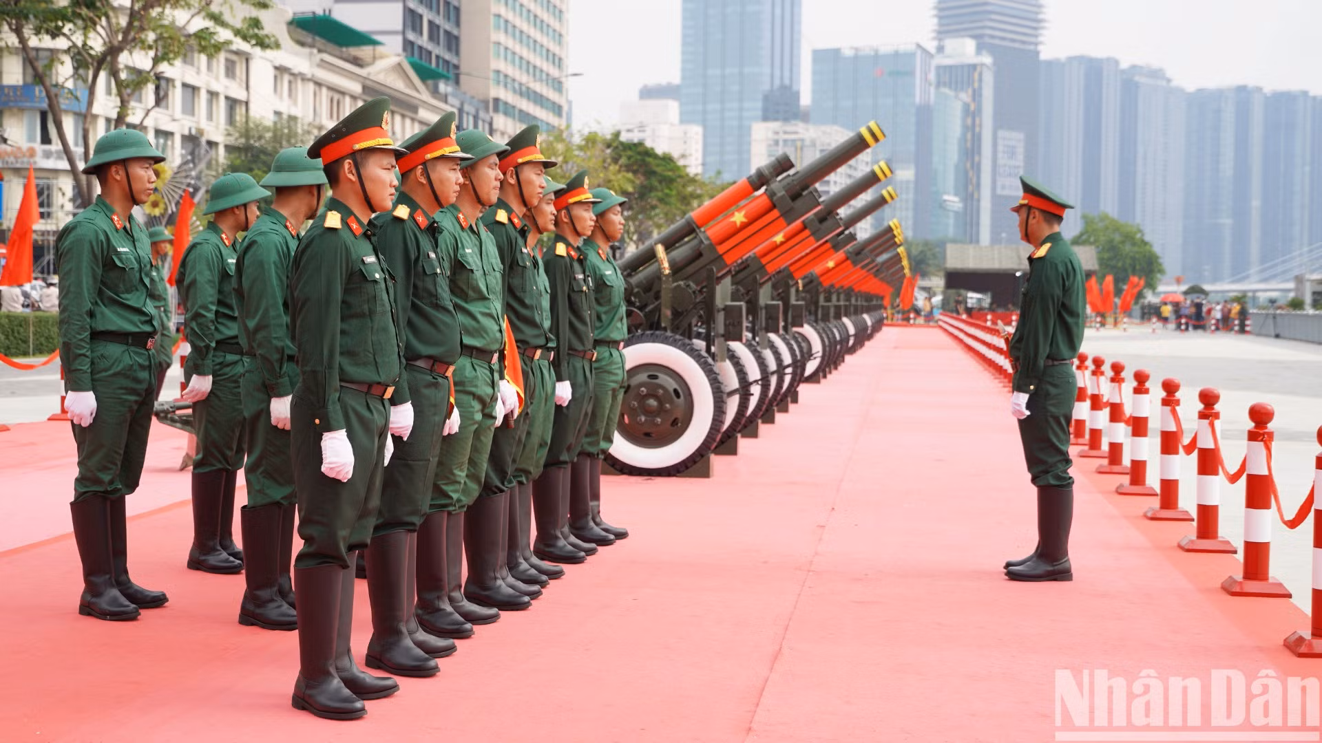 Tại công viên Bến Bạch Đằng, 15 khẩu pháo lễ đã khai hỏa tập luyện, chuẩn bị cho Lễ kỷ niệm 50 năm Ngày Giải phóng miền nam, thống nhất đất nước. Sự kiện này thu hút đông đảo người người dân Thành phố Hồ Chí Minh quan tâm. Tại công viên Bến Bạch Đằng, 15 khẩu pháo lễ đã khai hỏa tập luyện, chuẩn bị cho Lễ kỷ niệm 50 năm Ngày Giải phóng miền nam, thống nhất đất nước. Sự kiện này thu hút đông đảo người người dân Thành phố Hồ Chí Minh quan tâm.
