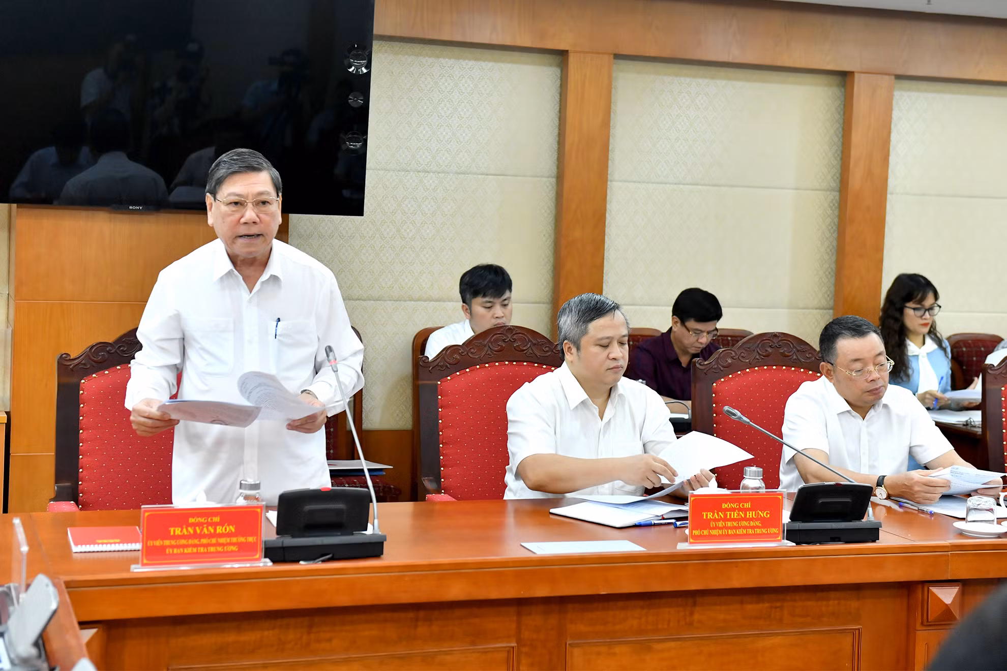 Phó Chủ nhiệm Thường trực Ủy ban Kiểm tra Trung ương Trần Văn Rón trình bày báo cáo tại buổi làm việc. Phó Chủ nhiệm Thường trực Ủy ban Kiểm tra Trung ương Trần Văn Rón trình bày báo cáo tại buổi làm việc.
