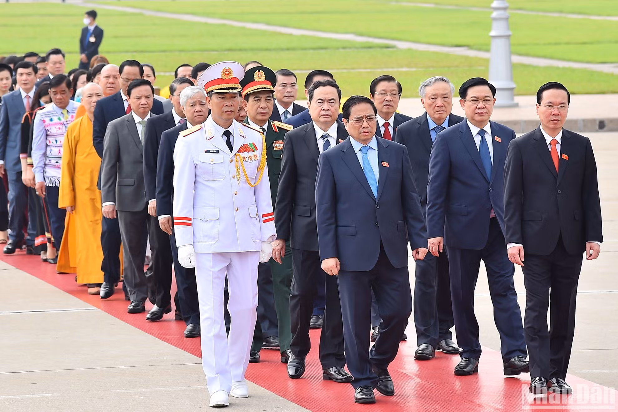 Chủ tịch nước Võ Văn Thưởng, Thủ tướng Phạm Minh Chính, Chủ tịch Quốc hội Vương Đình Huệ cùng các đồng chí lãnh đạo Đảng, Nhà nước dẫn đầu đoàn đại biểu Quốc hội dâng hoa, vào Lăng viếng Chủ tịch Hồ Chí Minh trước lễ khai mạc Kỳ họp thứ năm, Quốc hội khóa XV.
