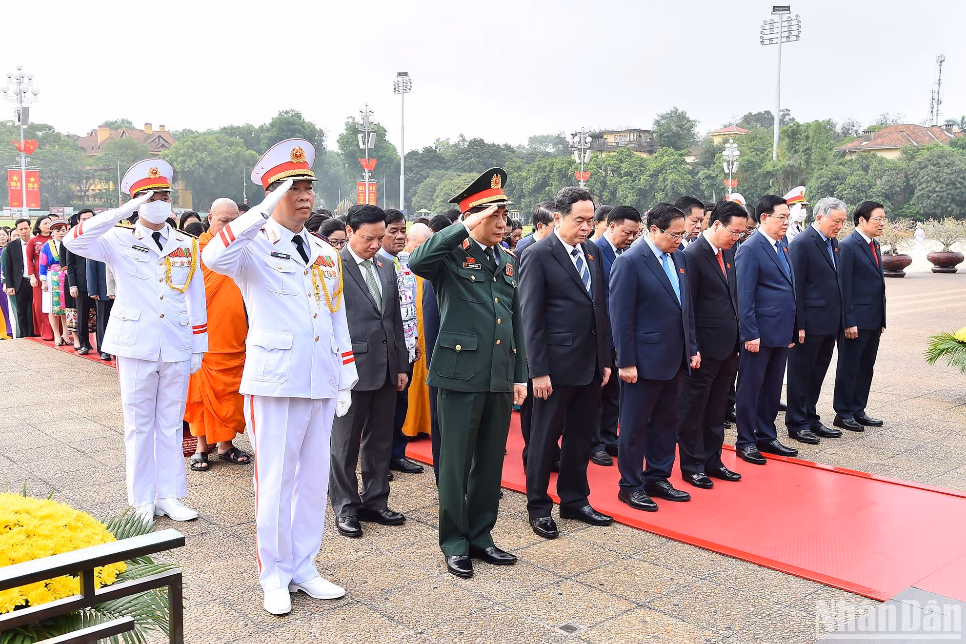Chủ tịch nước Võ Văn Thưởng, Thủ tướng Phạm Minh Chính, Chủ tịch Quốc hội Vương Đình Huệ, các đồng chí lãnh đạo Đảng, Nhà nước cùng các đại biểu Quốc hội dâng hoa, viếng Chủ tịch Hồ Chí Minh trước lễ khai mạc Kỳ họp thứ năm, Quốc hội khoá XV.