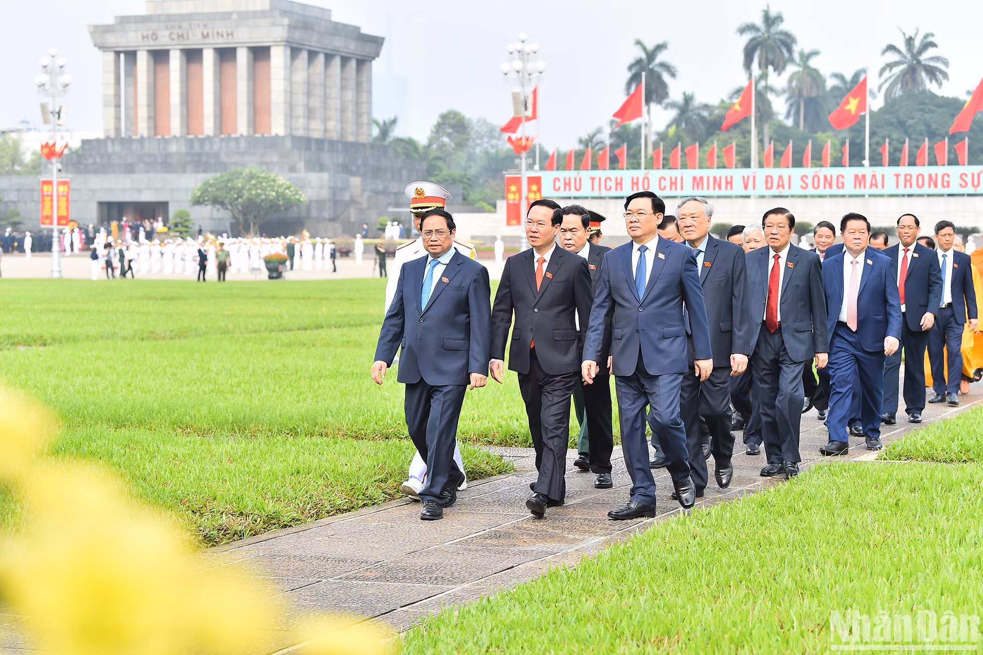 Chủ tịch nước Võ Văn Thưởng, Thủ tướng Phạm Minh Chính, Chủ tịch Quốc hội Vương Đình Huệ cùng các đồng chí lãnh đạo Đảng, Nhà nước và các đại biểu Quốc hội trở về nhà Quốc hội sau khi viếng Chủ tịch Hồ Chí Minh.