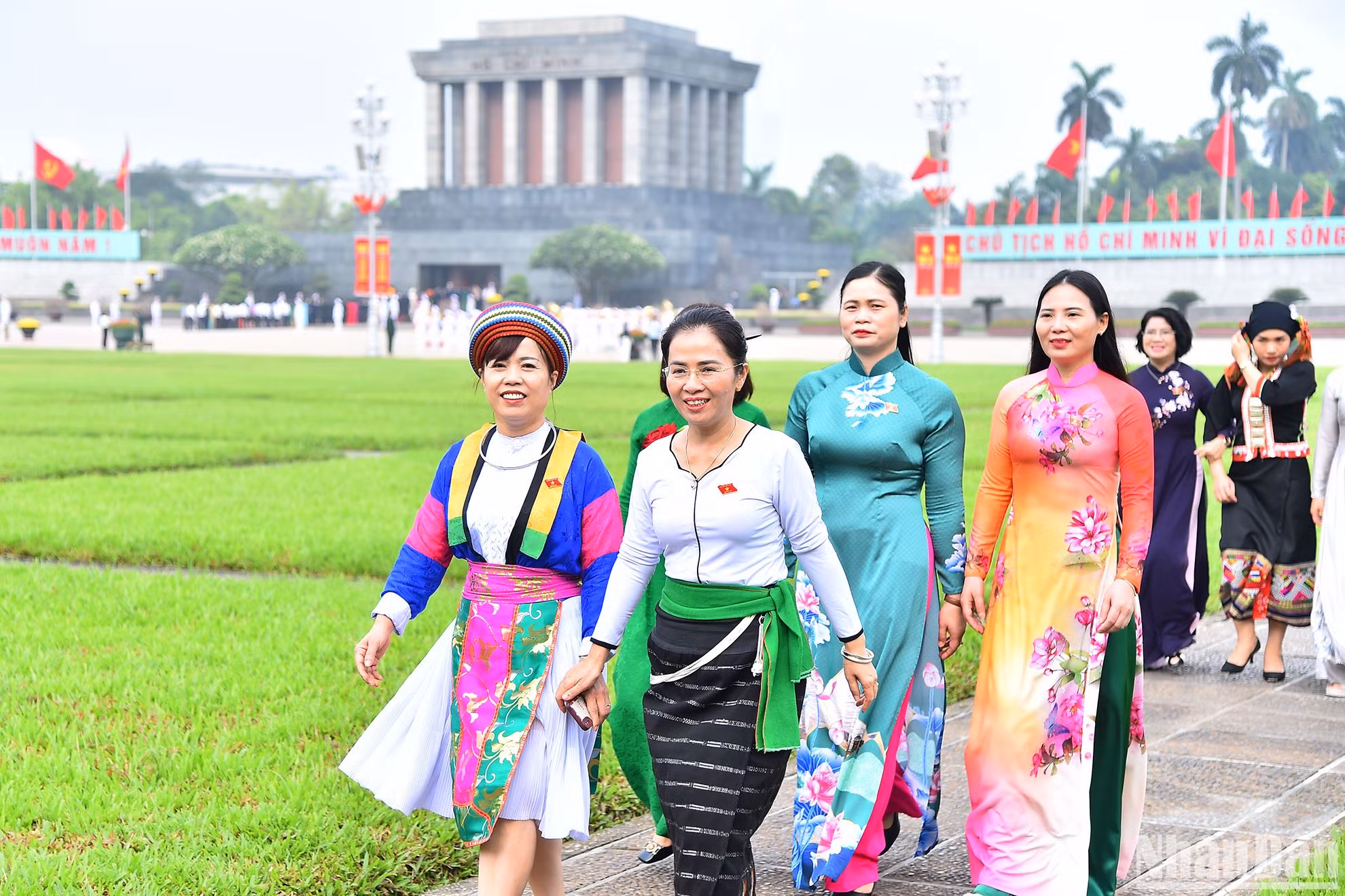 Các nữ đại biểu Quốc hội trong trang phục dân tộc truyền thống tham dự lễ khai mạc Kỳ họp thứ năm, Quốc hội khoá XV.