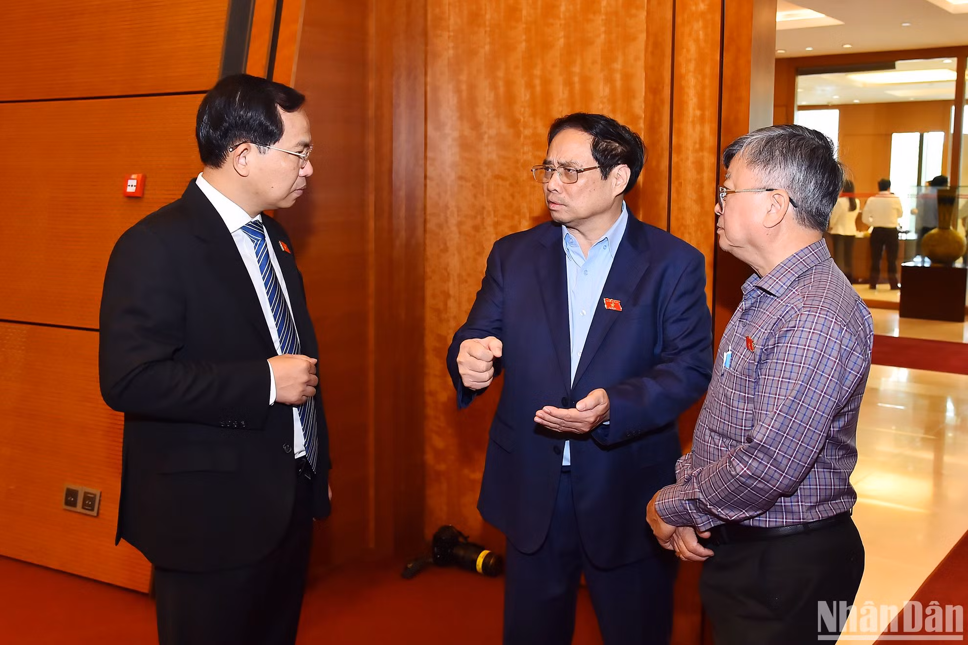 Thủ tướng Phạm Minh Chính trao đổi với các đại biểu Quốc hội bên lề phiên họp ngày 24/5. Thủ tướng Phạm Minh Chính trao đổi với các đại biểu Quốc hội bên lề phiên họp ngày 24/5.