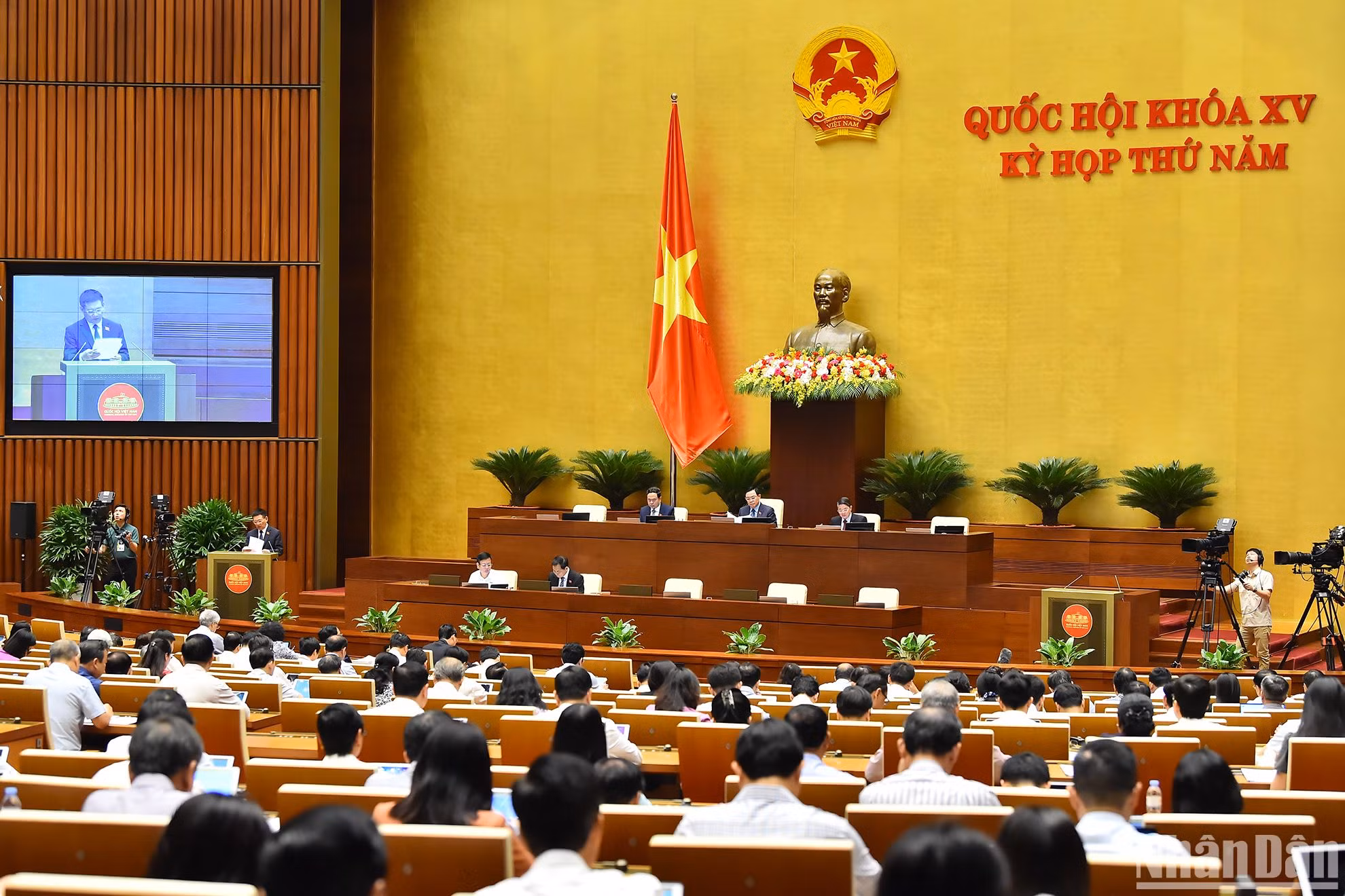 Trong ngày làm việc hôm nay, các đại biểu Quốc hội dành thời nghe các cơ quan của Chính phủ và Quốc hội trình bày một số báo cáo, tờ trình thẩm tra về một số vấn đề như: Quyết toán ngân sách nhà nước năm 2021; Chính sách giảm thuế giá trị gia tăng 2% theo Nghị quyết số 43/2022/QH15 ngày 11/01/2022; Chủ trương đầu tư Dự án đường giao thông từ Quốc lộ 27C đến đường tỉnh ĐT.656 tỉnh Khánh Hòa - kết nối với Lâm Đồng và Ninh Thuận (tức Dự án đường liên vùng kết nối Khánh Hòa, Ninh Thuận và Lâm Đồng, từ Yang Bay-Tà Gụ kết nối với Quốc lộ 27C và đường tỉnh ĐT.707, xã Phước Bình, huyện Bác Ái, tỉnh Ninh Thuận);… Trong ngày làm việc hôm nay, các đại biểu Quốc hội dành thời nghe các cơ quan của Chính phủ và Quốc hội trình bày một số báo cáo, tờ trình thẩm tra về một số vấn đề như: Quyết toán ngân sách nhà nước năm 2021; Chính sách giảm thuế giá trị gia tăng 2% theo Nghị quyết số 43/2022/QH15 ngày 11/01/2022; Chủ trương đầu tư Dự án đường giao thông từ Quốc lộ 27C đến đường tỉnh ĐT.656 tỉnh Khánh Hòa - kết nối với Lâm Đồng và Ninh Thuận (tức Dự án đường liên vùng kết nối Khánh Hòa, Ninh Thuận và Lâm Đồng, từ Yang Bay-Tà Gụ kết nối với Quốc lộ 27C và đường tỉnh ĐT.707, xã Phước Bình, huyện Bác Ái, tỉnh Ninh Thuận);…