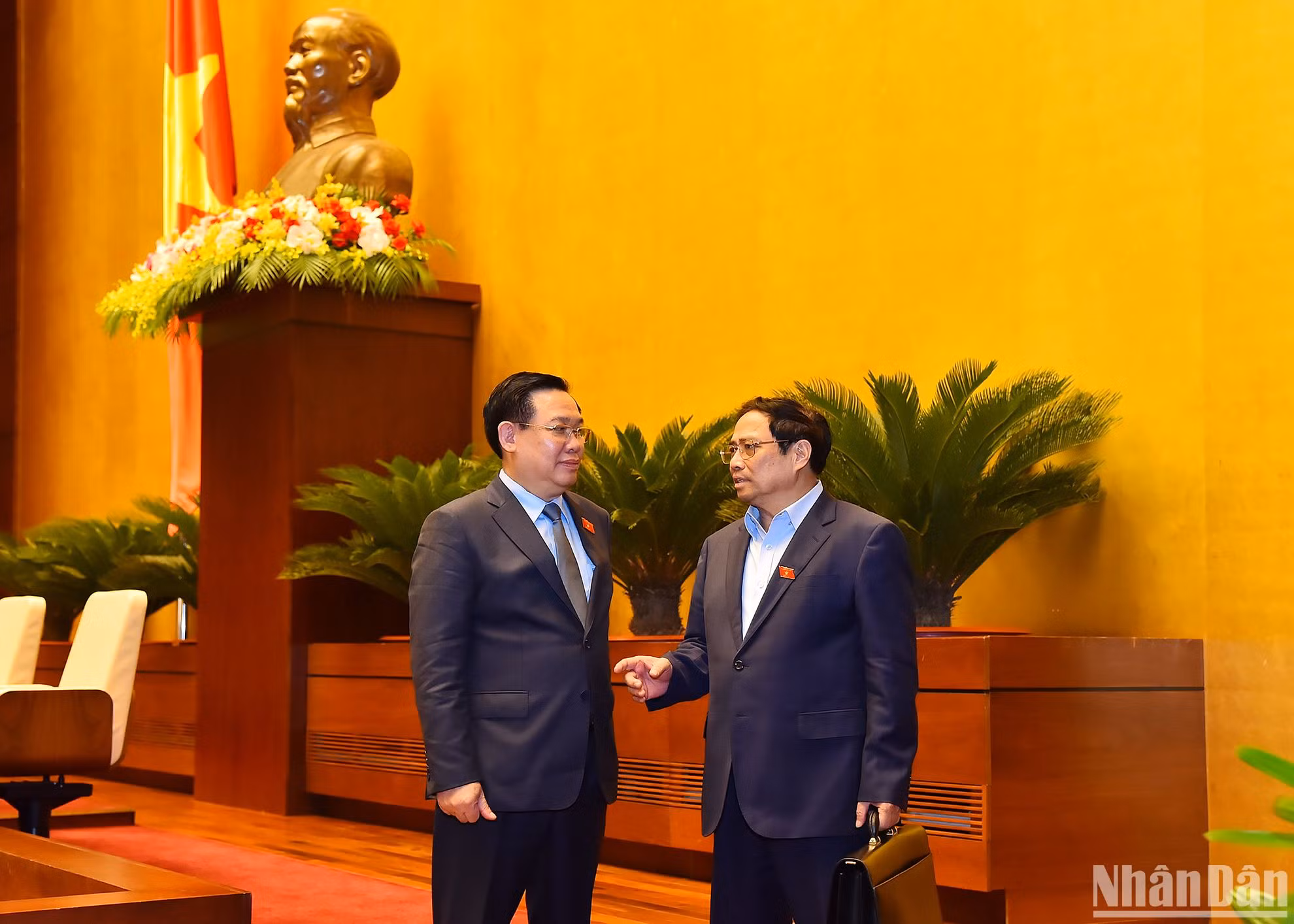 Thủ tướng Phạm Minh Chính và Chủ tịch Quốc hội Vương Đình Huệ trao đổi bên lề phiên họp ngày 24/5. Thủ tướng Phạm Minh Chính và Chủ tịch Quốc hội Vương Đình Huệ trao đổi bên lề phiên họp ngày 24/5.