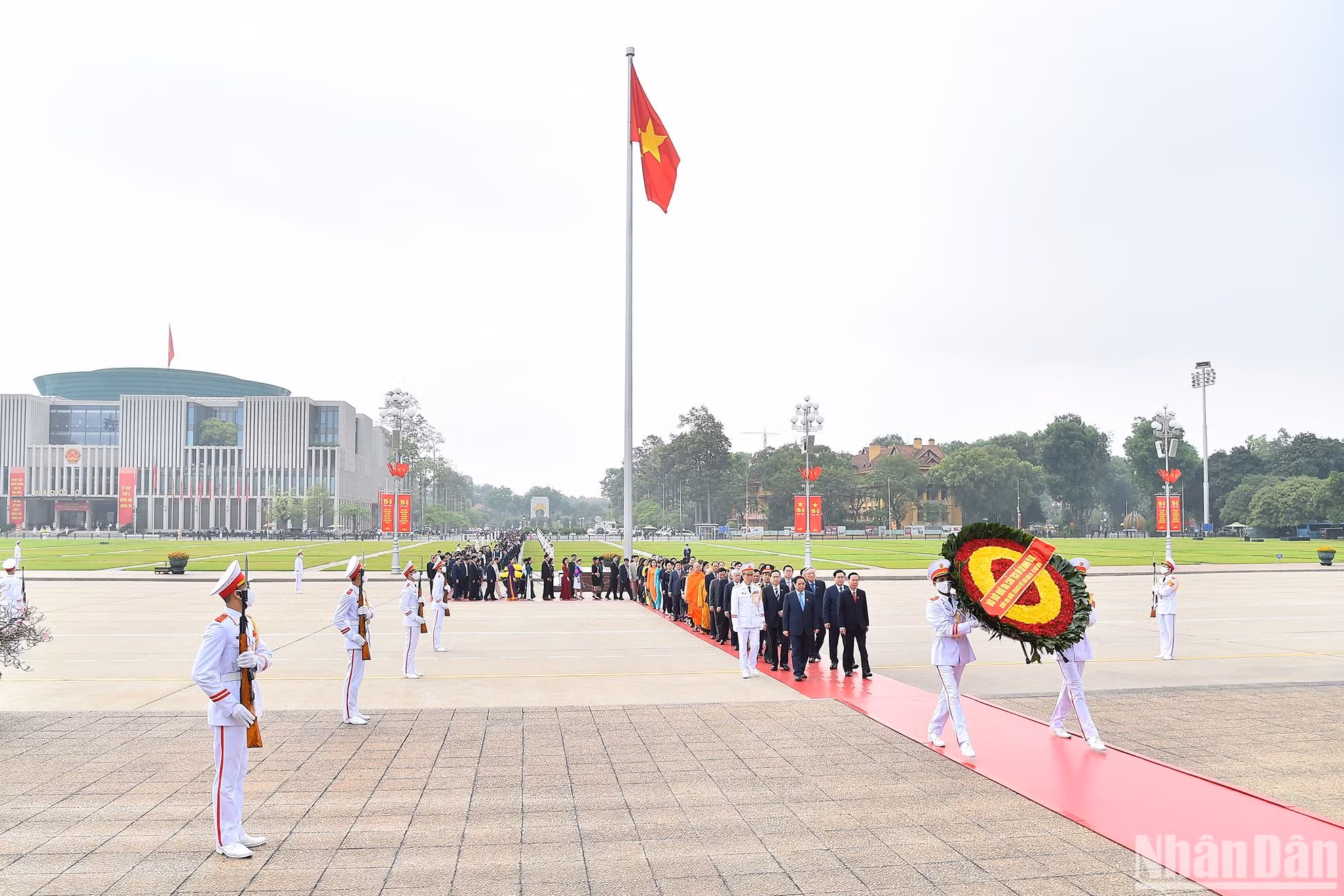 Đúng 7 giờ sáng, đoàn đại biểu Quốc hội do Chủ tịch nước Võ Văn Thưởng, Thủ tướng Phạm Minh Chính, Chủ tịch Quốc hội Vương Đình Huệ cùng các đồng chí lãnh đạo Đảng, Nhà nước dẫn đầu xuất phát từ đường Bắc Sơn vào Lăng viếng Chủ tịch Hồ Chí Minh.