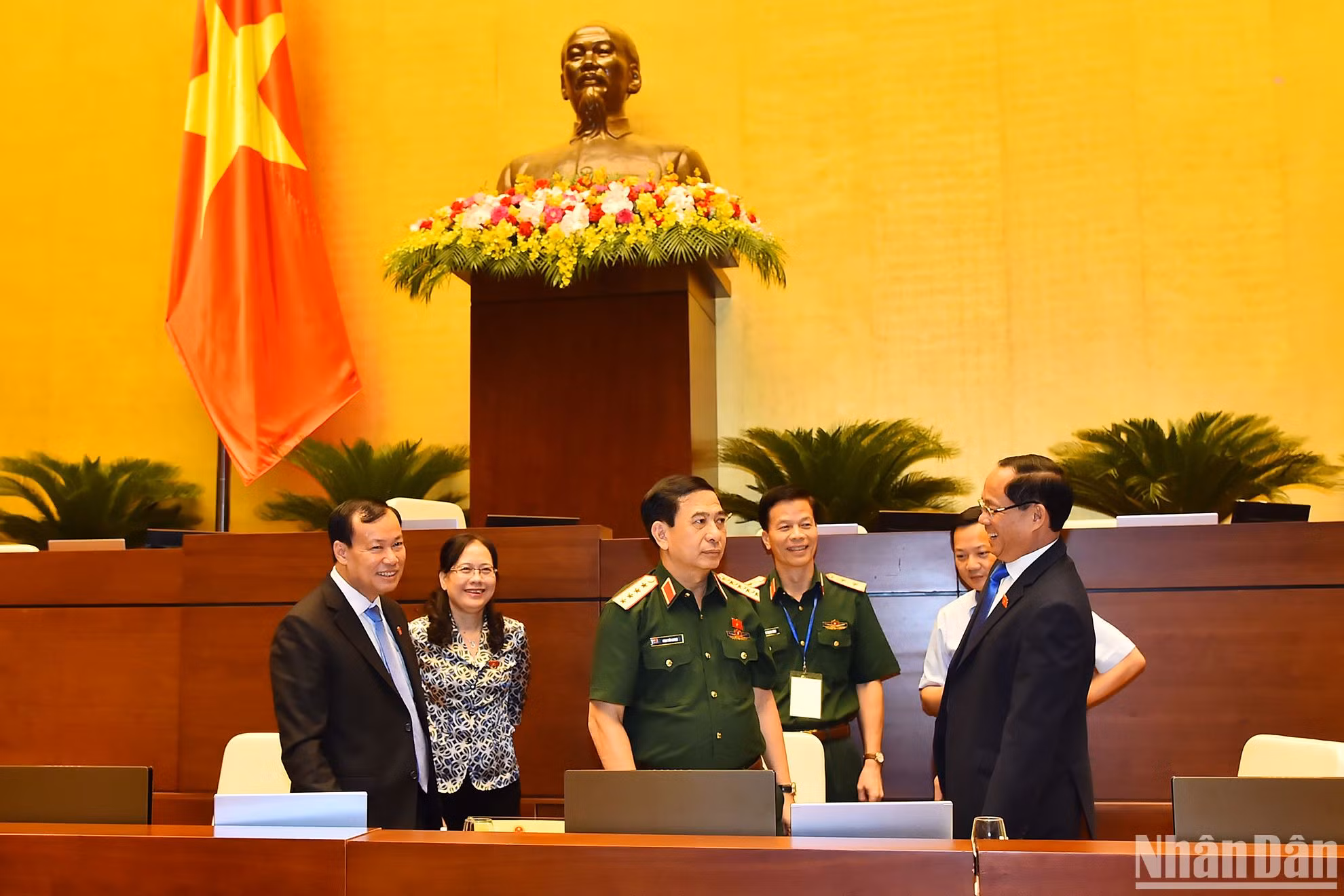 Đồng chí Đại tướng Phan Văn Giang, Ủy viên Bộ Chính trị, Bộ trưởng Quốc phòng trao đổi với Phó Chủ tịch Quốc hội Trần Quang Phương và các đại biểu Quốc hội bên lề phiên thảo luận về Dự án Luật Phòng thủ dân sự. Đồng chí Đại tướng Phan Văn Giang, Ủy viên Bộ Chính trị, Bộ trưởng Quốc phòng trao đổi với Phó Chủ tịch Quốc hội Trần Quang Phương và các đại biểu Quốc hội bên lề phiên thảo luận về Dự án Luật Phòng thủ dân sự.
