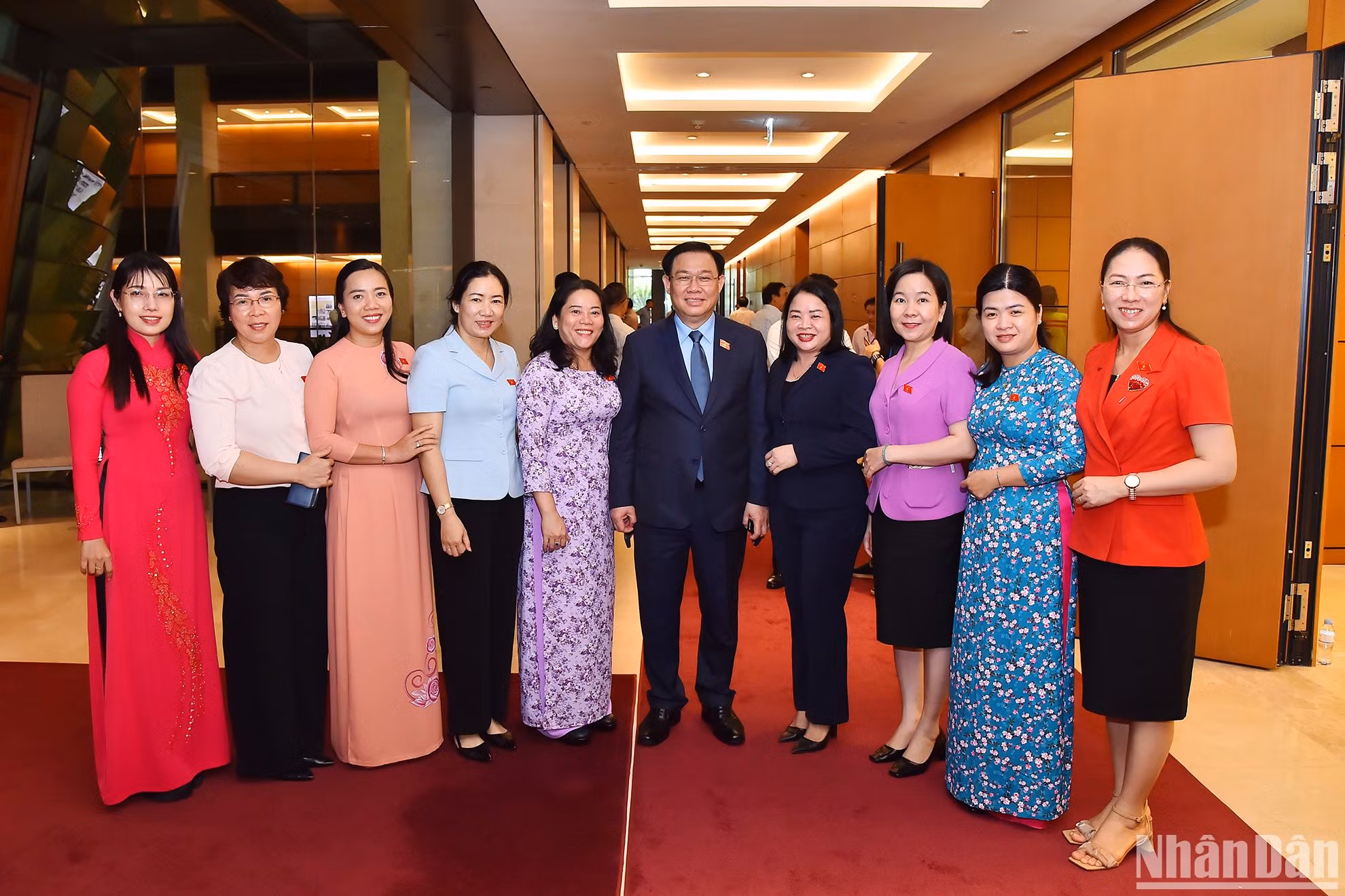 Chủ tịch Quốc hội Vương Đình Huệ với các nữ đại biểu Quốc hội bên lề phiên họp. Chủ tịch Quốc hội Vương Đình Huệ với các nữ đại biểu Quốc hội bên lề phiên họp.