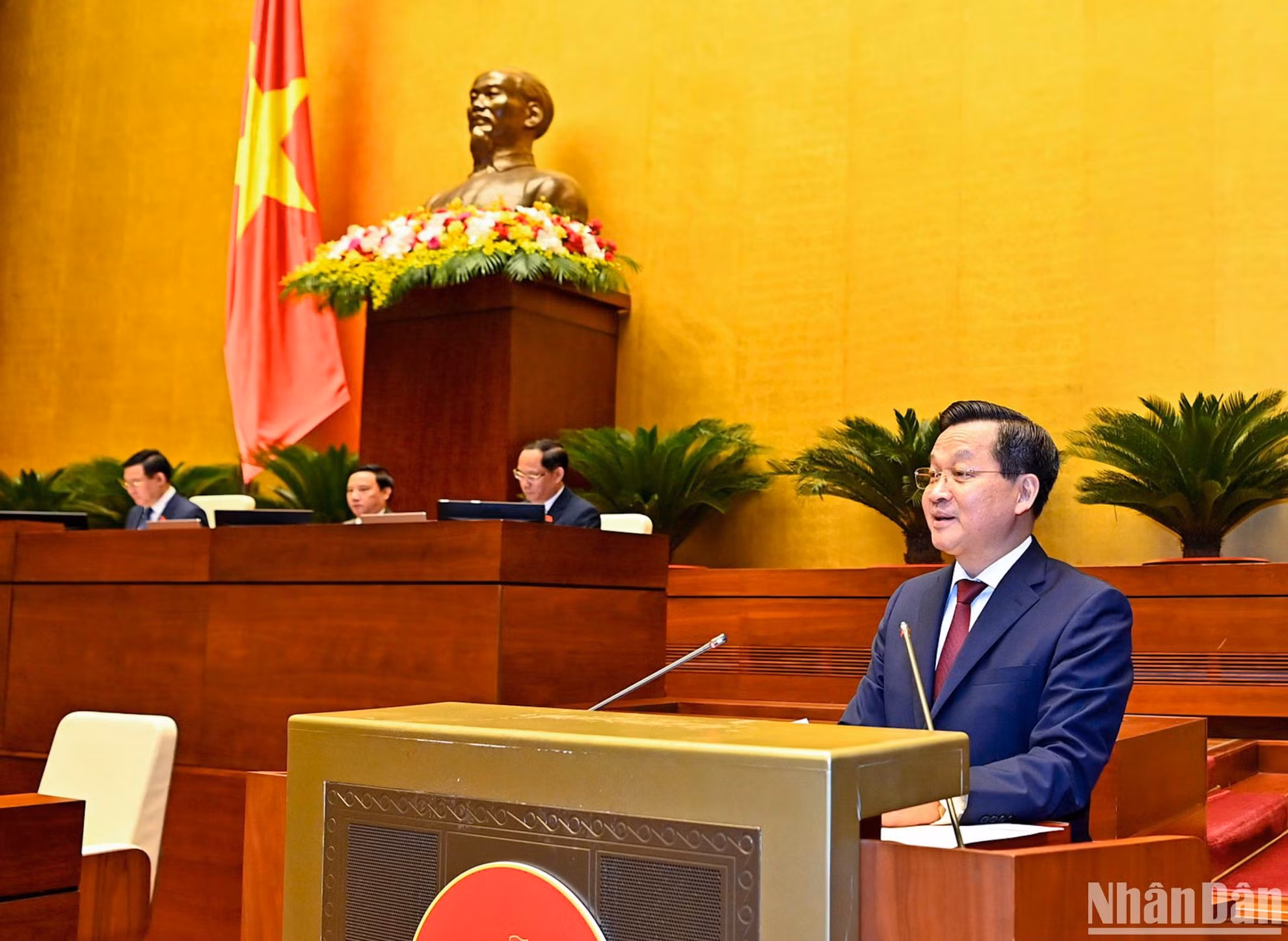 Phó Thủ tướng Lê Minh Khái, thừa ủy quyền của Thủ tướng Chính phủ trình bày Báo cáo đánh giá bổ sung kết quả thực hiện kế hoạch phát triển kinh tế-xã hội và ngân sách nhà nước năm 2022; tình hình thực hiện kế hoạch phát triển kinh tế-xã hội và ngân sách nhà nước những tháng đầu năm 2023. Phó Thủ tướng Lê Minh Khái, thừa ủy quyền của Thủ tướng Chính phủ trình bày Báo cáo đánh giá bổ sung kết quả thực hiện kế hoạch phát triển kinh tế-xã hội và ngân sách nhà nước năm 2022; tình hình thực hiện kế hoạch phát triển kinh tế-xã hội và ngân sách nhà nước những tháng đầu năm 2023.
