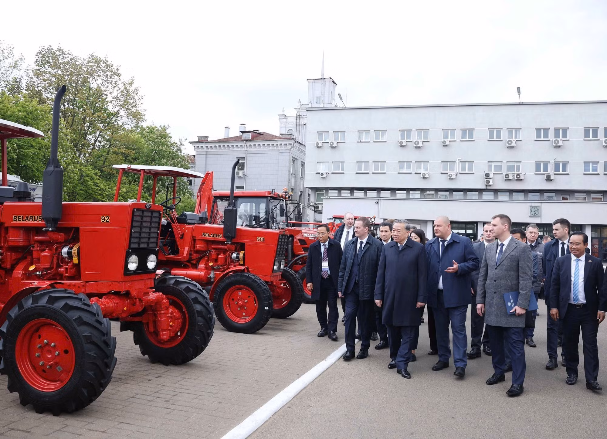 Tổng Bí thư Tô Lâm và Thủ tướng Belarus Aleksandr Turchin thăm Nhà máy máy kéo Minsk. (Ảnh: Thống Nhất/TTXVN) Tổng Bí thư Tô Lâm và Thủ tướng Belarus Aleksandr Turchin thăm Nhà máy máy kéo Minsk. (Ảnh: Thống Nhất/TTXVN)