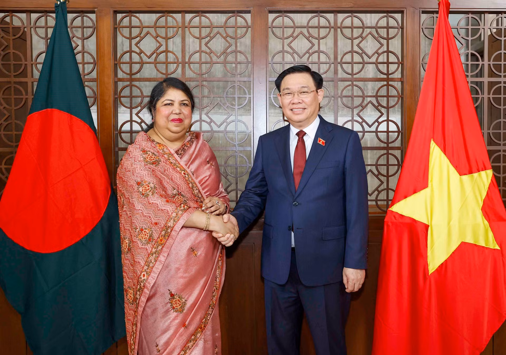 Chủ tịch Quốc hội Vương Đình Huệ và Chủ tịch Quốc hội Bangladesh Shirin Sharmin Chaudhury tại lễ đón.