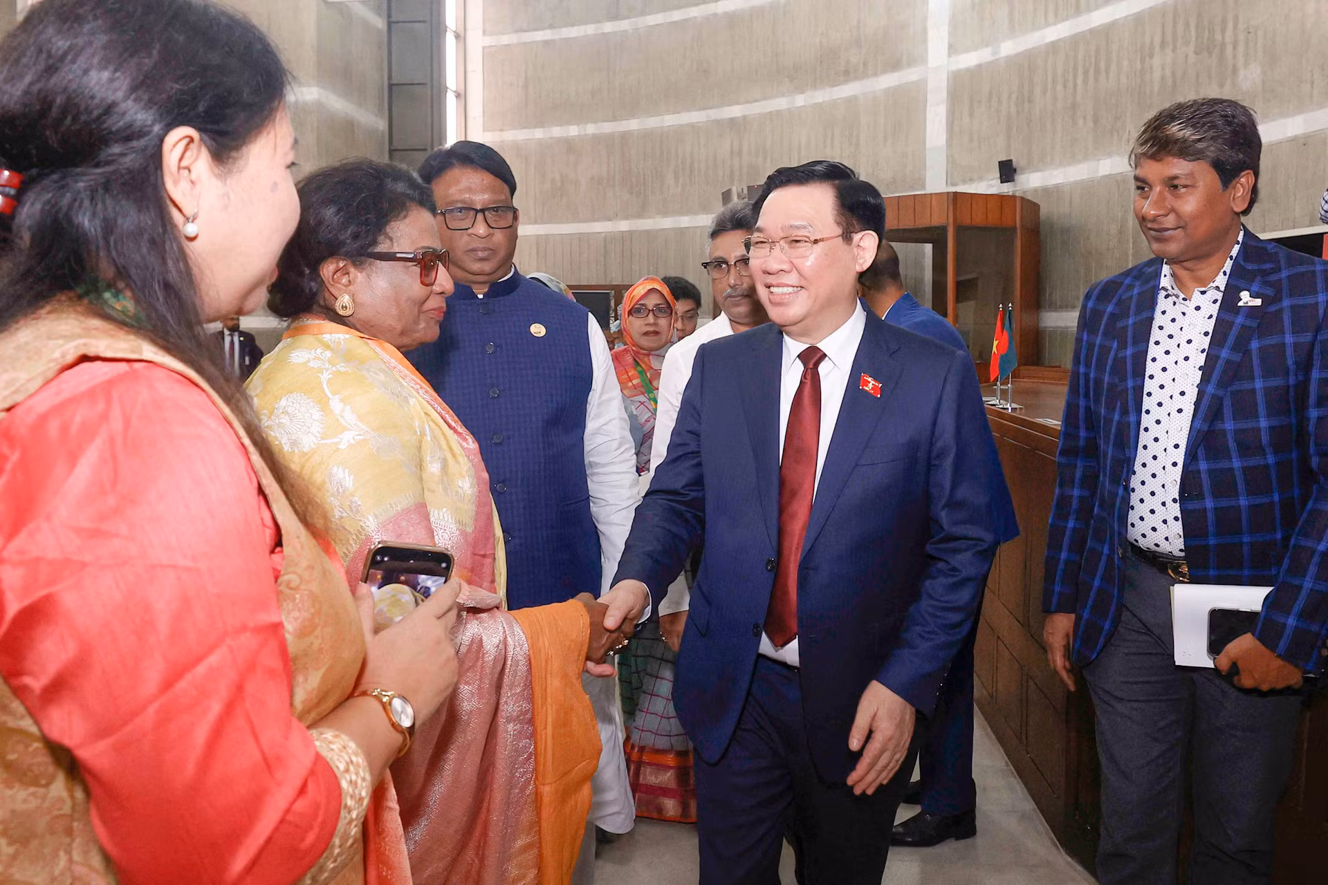 Chủ tịch Quốc hội Vương Đình Huệ với các đại biểu Quốc hội Bangladesh.
