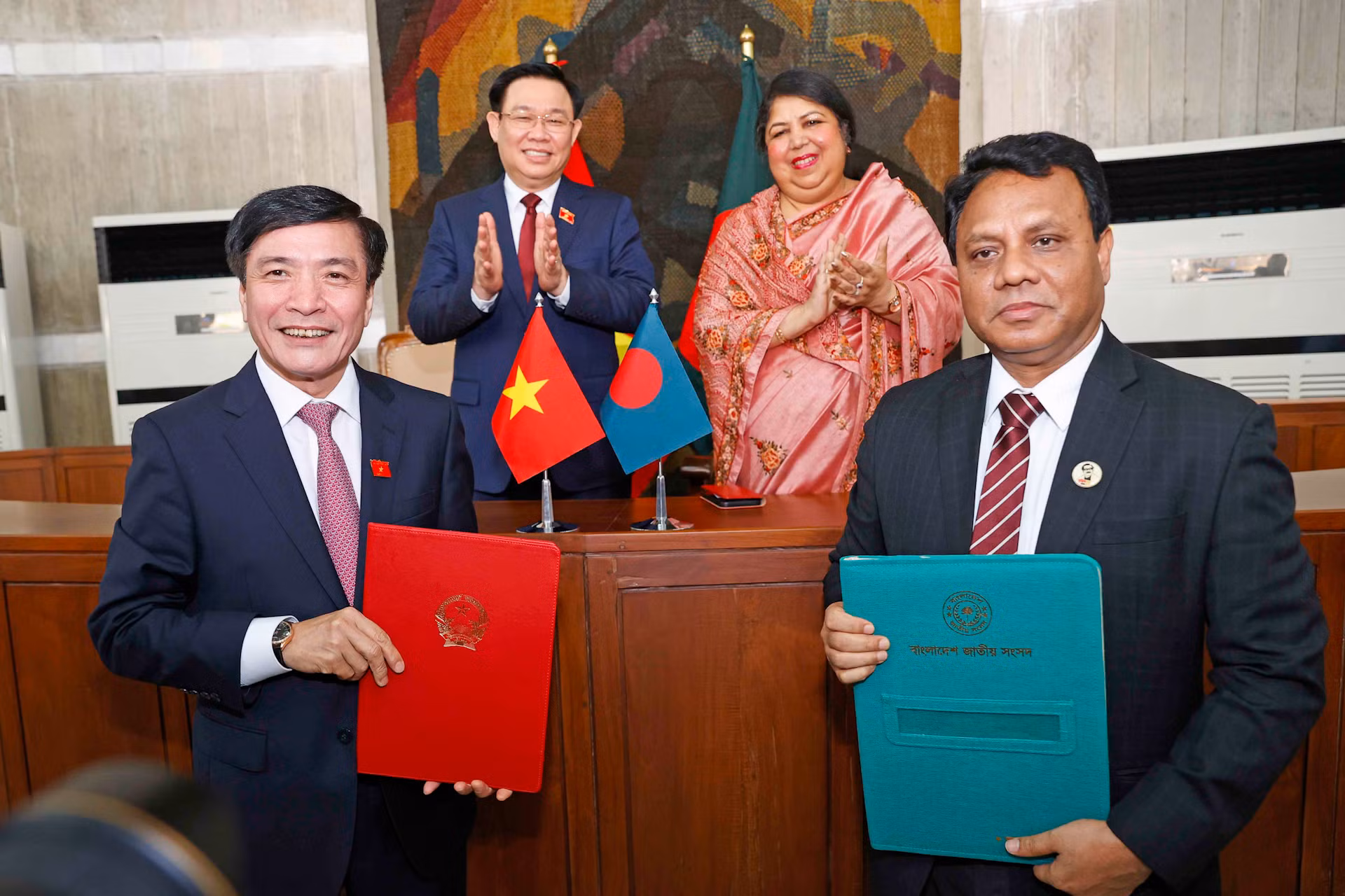 Chủ tịch Quốc hội Vương Đình Huệ và Chủ tịch Quốc hội Shirin Sharmin Chaudhury chứng kiến Lãnh đạo Văn phòng Quốc hội hai nước Ký bản ghi nhớ về Hợp tác giữa hai Văn phòng Quốc hội.