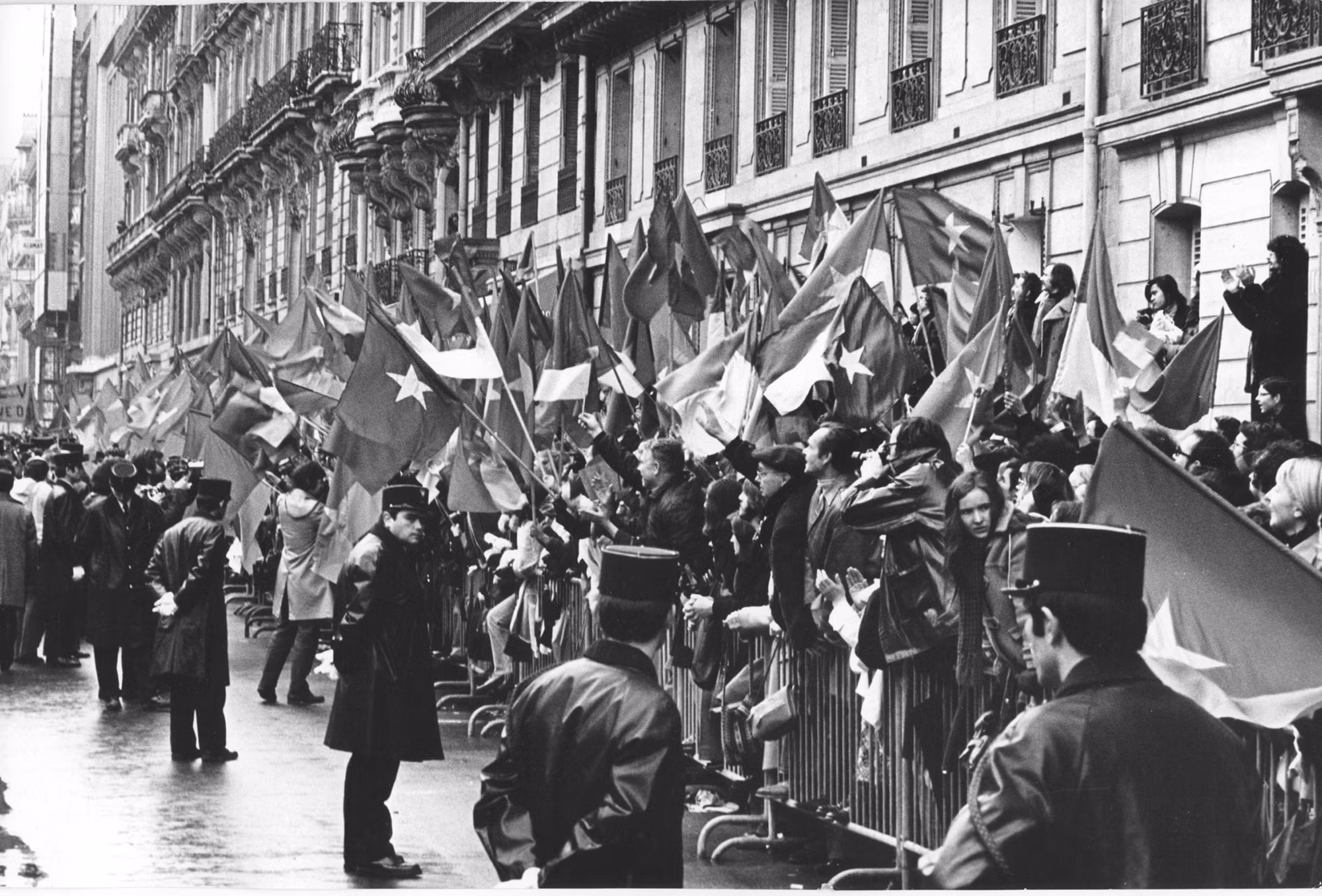 Cờ của Việt Nam Dân chủ Cộng hòa và Cộng hòa miền nam Việt Nam tung bay trên đường phố Paris. (Ảnh: Lê Xuân Tấn)