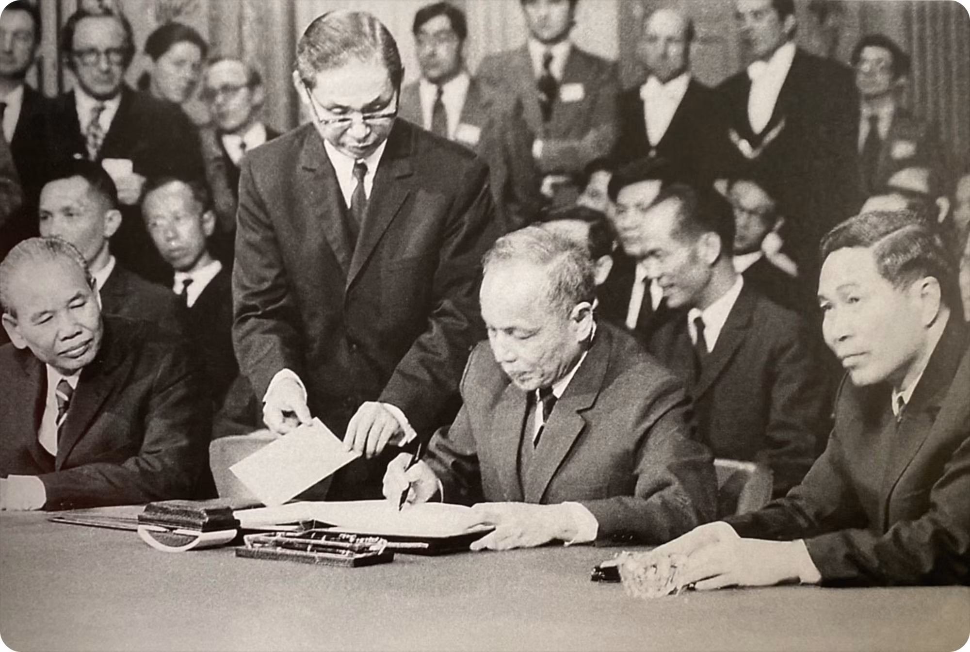 Phó Thủ tướng, Bộ trưởng Ngoại giao Nguyễn Duy Trinh, đại diện Chính phủ Việt Nam Dân chủ Cộng hòa, ký Hiệp định Paris.