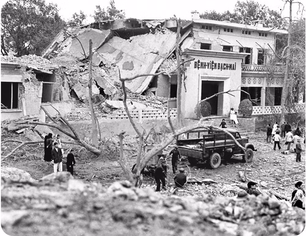 Cảnh đổ nát tại Bệnh viện Bạch Mai (Hà Nội), sau khi bị B52 Mỹ dội bom, ngày 22/12/1972. (Ảnh: Chu Chí Thành).