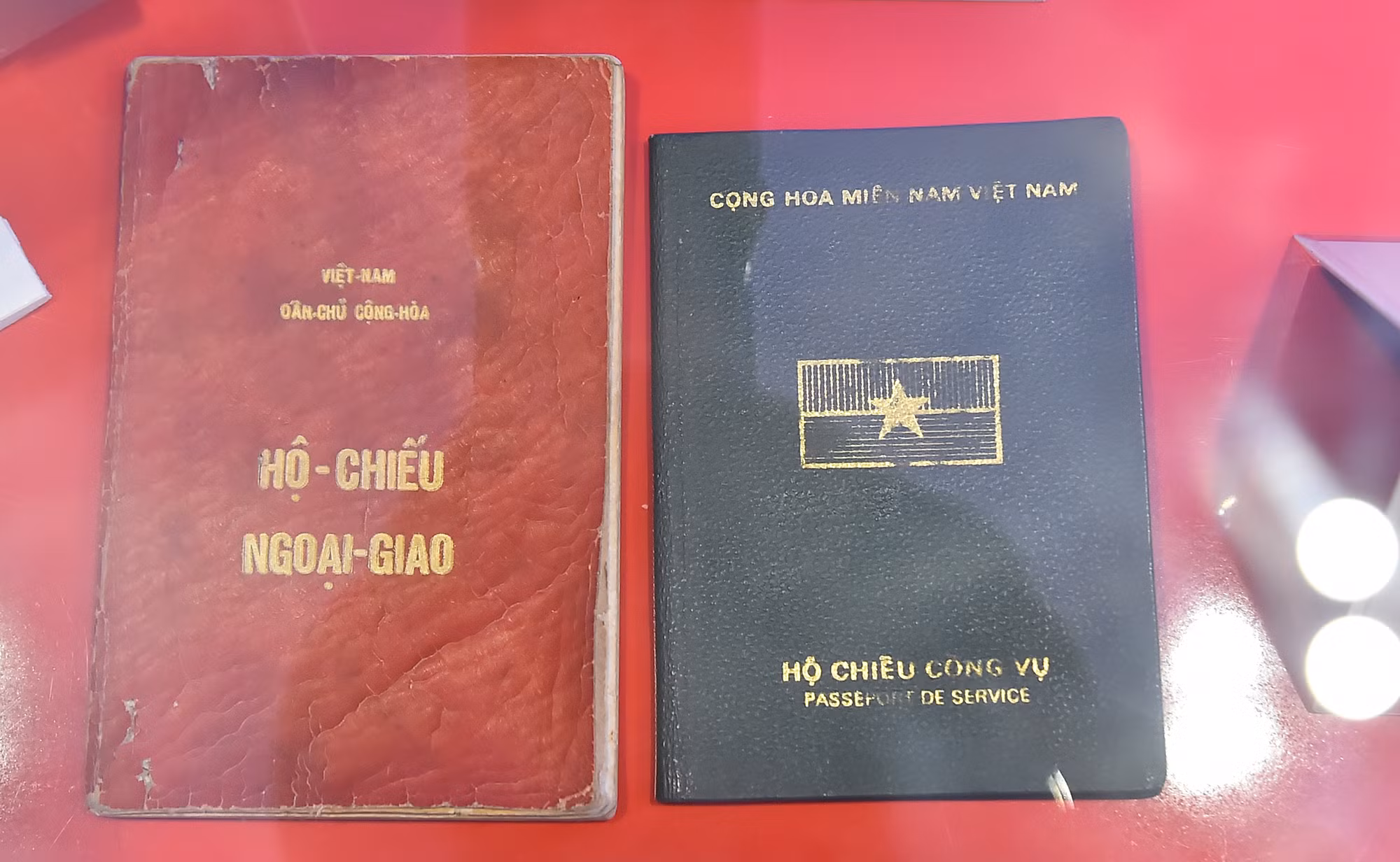 Hộ chiếu ngoại giao của Việt Nam Dân chủ Cộng hòa và hộ chiếu công vụ của Cộng hòa miền nam Việt Nam. (Ảnh: THỦY NGUYÊN)