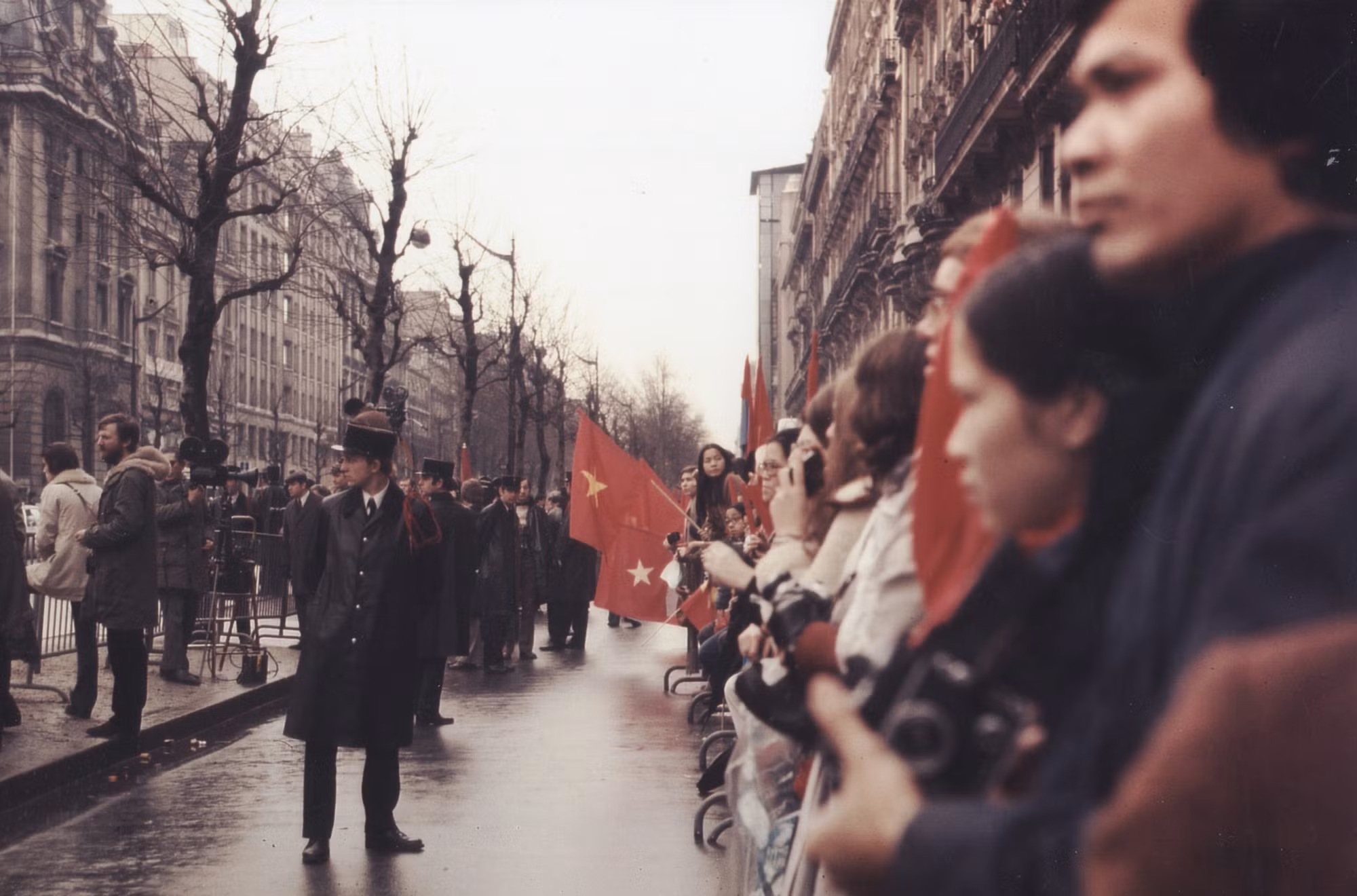 Bạn bè Pháp chúc mừng Hiệp định Paris được ký kết để chấm dứt chiến tranh và lập lại hòa bình ở Việt Nam. (Ảnh: Lê Xuân Tấn)
