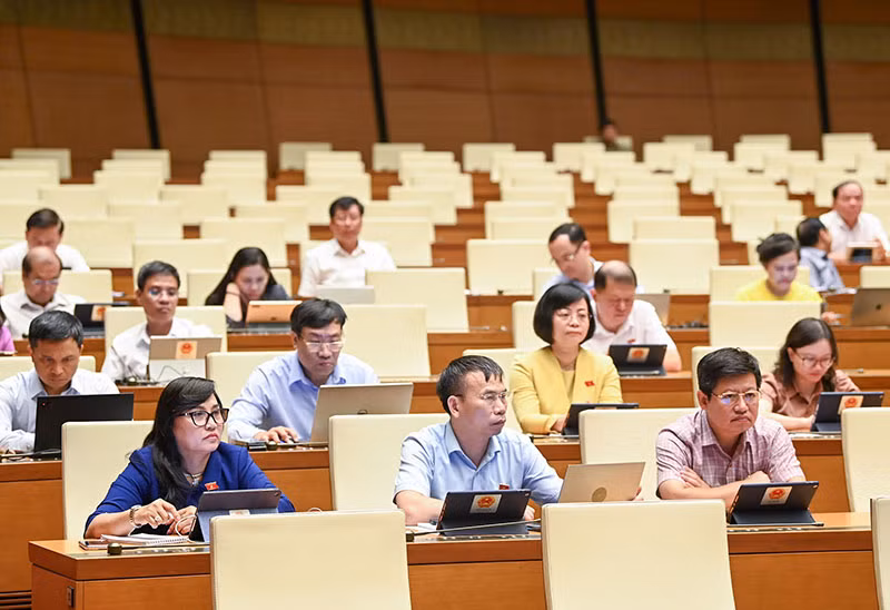 Các đại biểu Quốc hội dự hội nghị tại Hội trường Diên Hồng, Nhà Quốc hội.