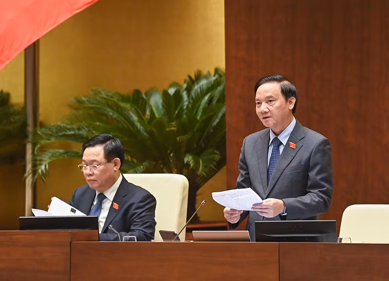 Phó Chủ tịch Quốc hội Nguyễn Khắc Định điều hành phiên chất vấn và trả lời chất vấn đối với nhóm vấn đề thuộc lĩnh vực Bộ Tư pháp. Phó Chủ tịch Quốc hội Nguyễn Khắc Định điều hành phiên chất vấn và trả lời chất vấn đối với nhóm vấn đề thuộc lĩnh vực Bộ Tư pháp.
