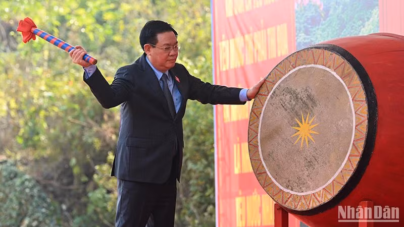 Chủ tịch Quốc hội Vương Đình Huệ đánh trống phát động Tết trồng cây.