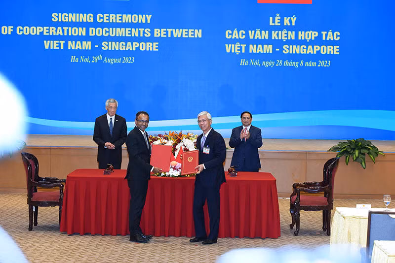 Thủ tướng Phạm Minh Chính và Thủ tướng Singapore Lý Hiển Long chứng kiến Lễ ký kết Bản ghi nhớ về thúc đẩy phát triển cơ sở hạ tầng bền vững tại Thành phố Hồ Chí Minh giữa UBND Thành phố Hồ Chí Minh và Cơ quan Hạ tầng châu Á, Singapore.