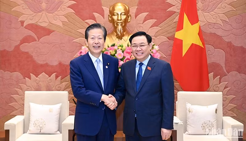 Chủ tịch Quốc hội Vương Đình Huệ chào mừng Chủ tịch Đảng Công Minh Nhật Bản Yamaguchi Natsuo. 
