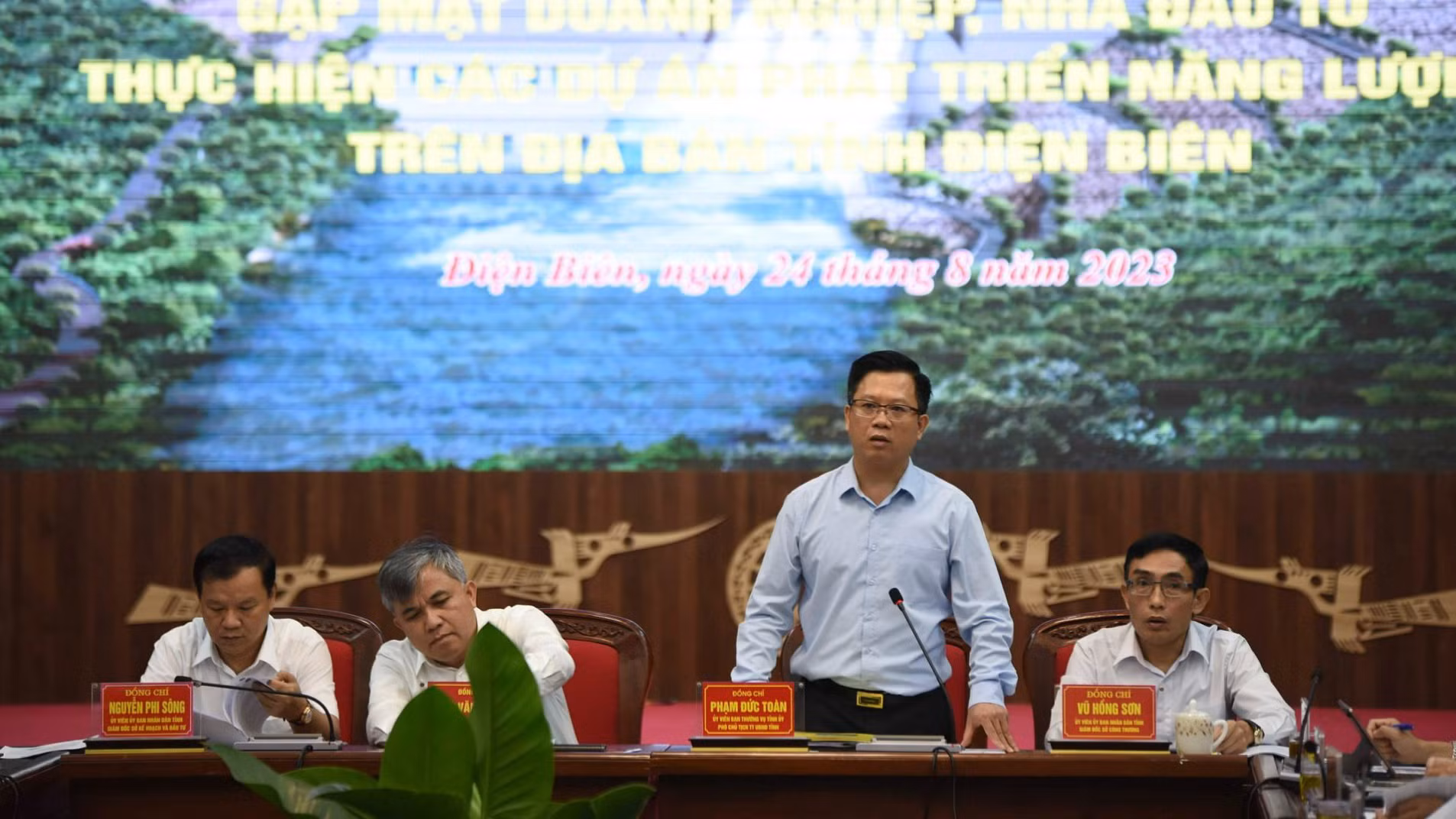 Đồng chí Phạm Đức Toàn, Phó Chủ tịch Thường trực Ủy ban nhân dân tỉnh Điện Biên yêu cầu lãnh đạo các sở, ngành chỉ đạo cán bộ, công chức thực hiện nghiêm đạo đức công vụ.