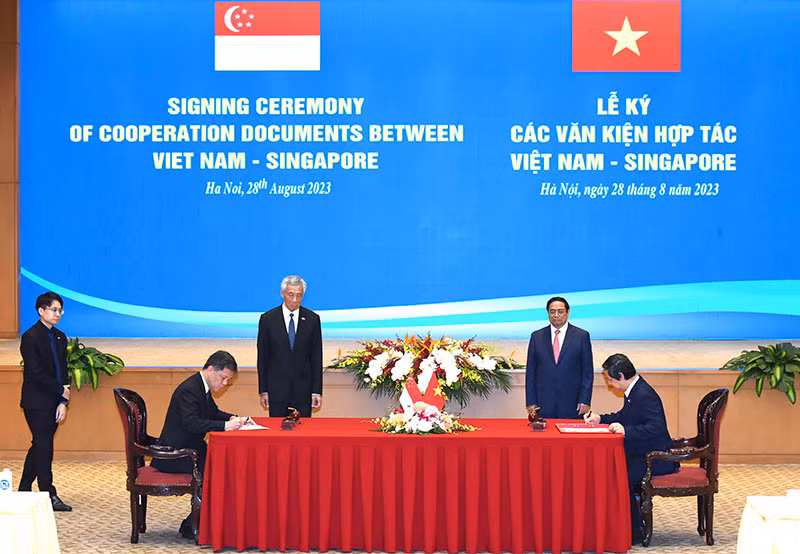 Thủ tướng Phạm Minh Chính và Thủ tướng Singapore Lý Hiển Long chứng kiến Lễ ký kết Bản ghi nhớ hợp tác trong lĩnh vực giáo dục giữa Bộ Giáo dục và Đào tạo Việt Nam và Bộ Giáo dục Singapore.