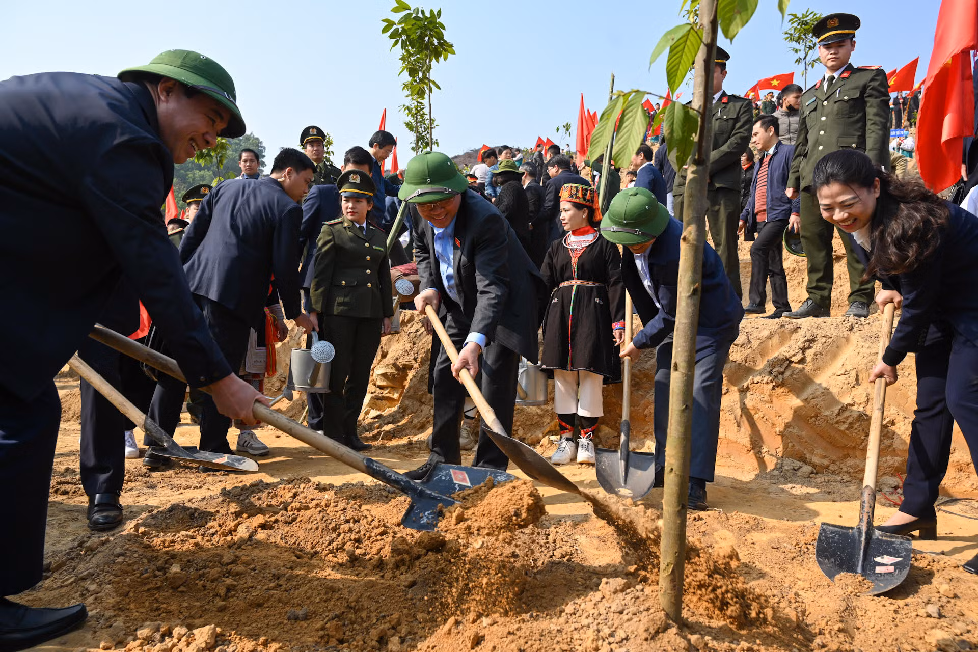 Chủ tịch Quốc hội Vương Đình Huệ và các đại biểu trồng cây tại lễ phát động. Chủ tịch Quốc hội Vương Đình Huệ và các đại biểu trồng cây tại lễ phát động.